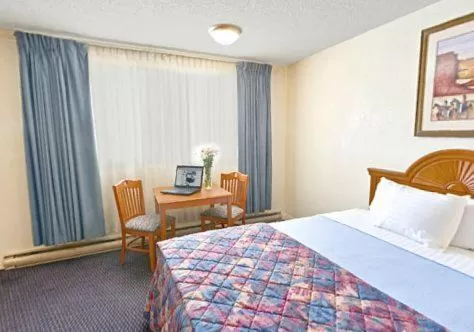 Bed in Howard Johnson by Wyndham Raton