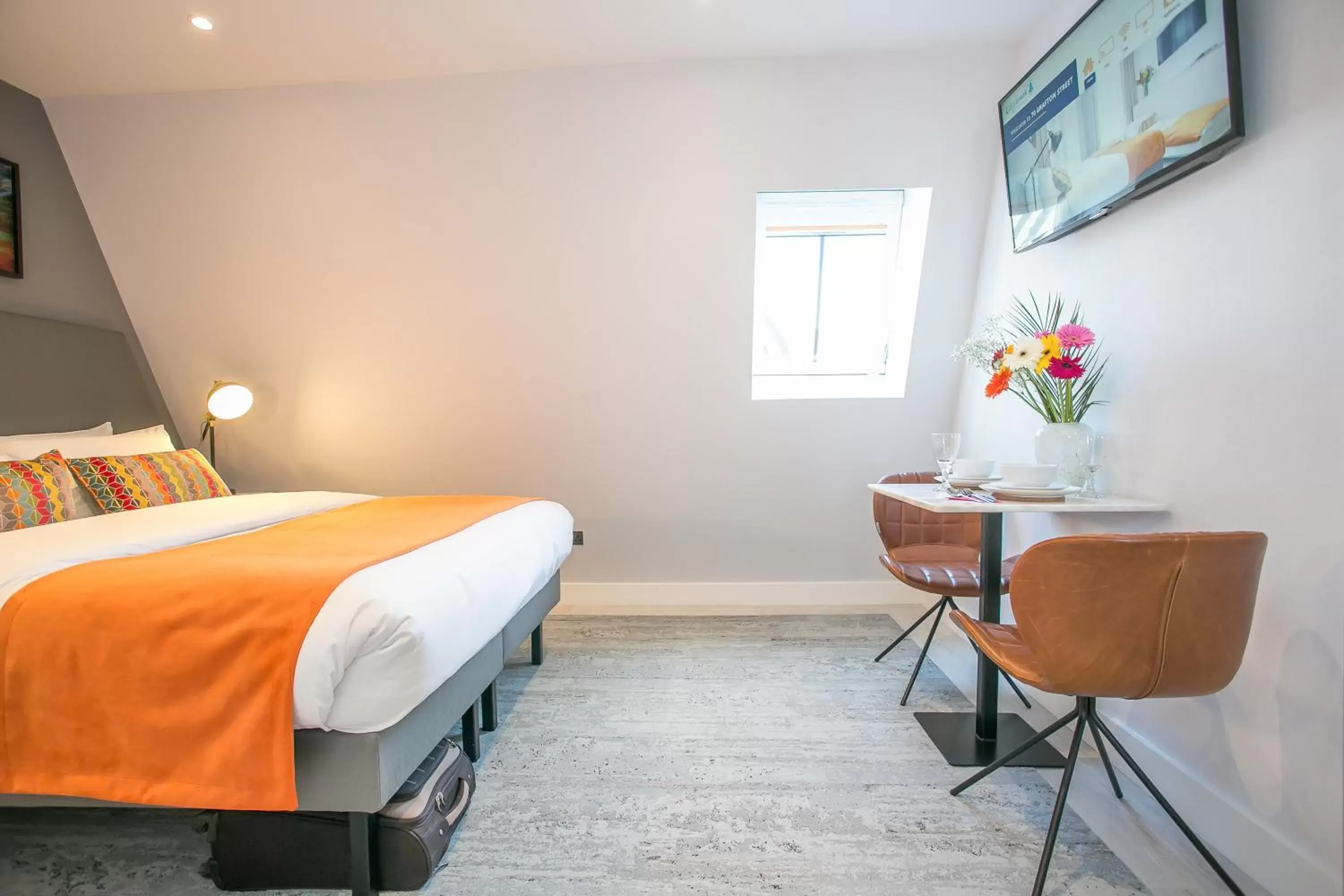 Bed in Grafton Street Studios by City Break Apartments