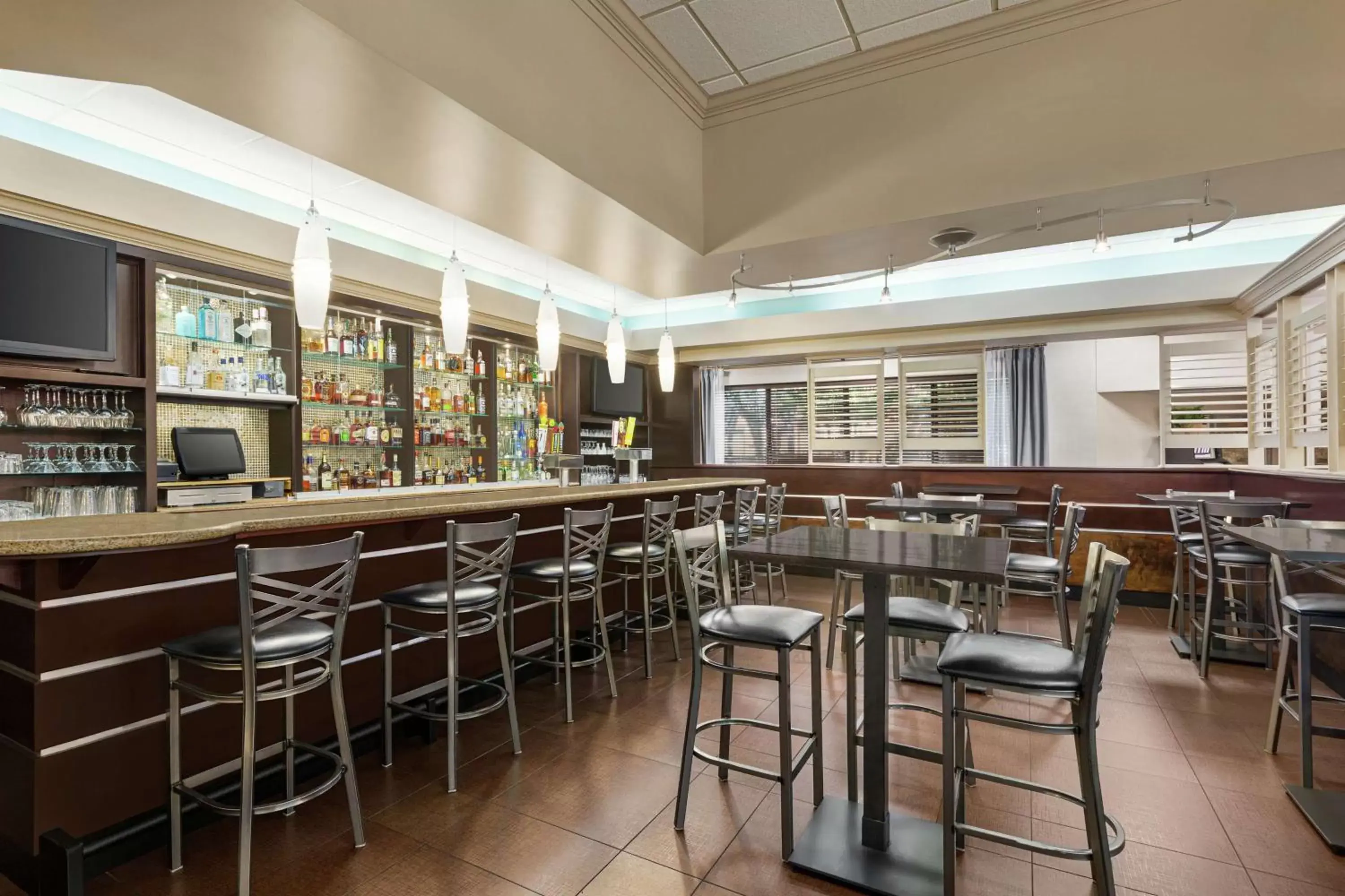 Dining area, Lounge/Bar in DoubleTree by Hilton Jackson