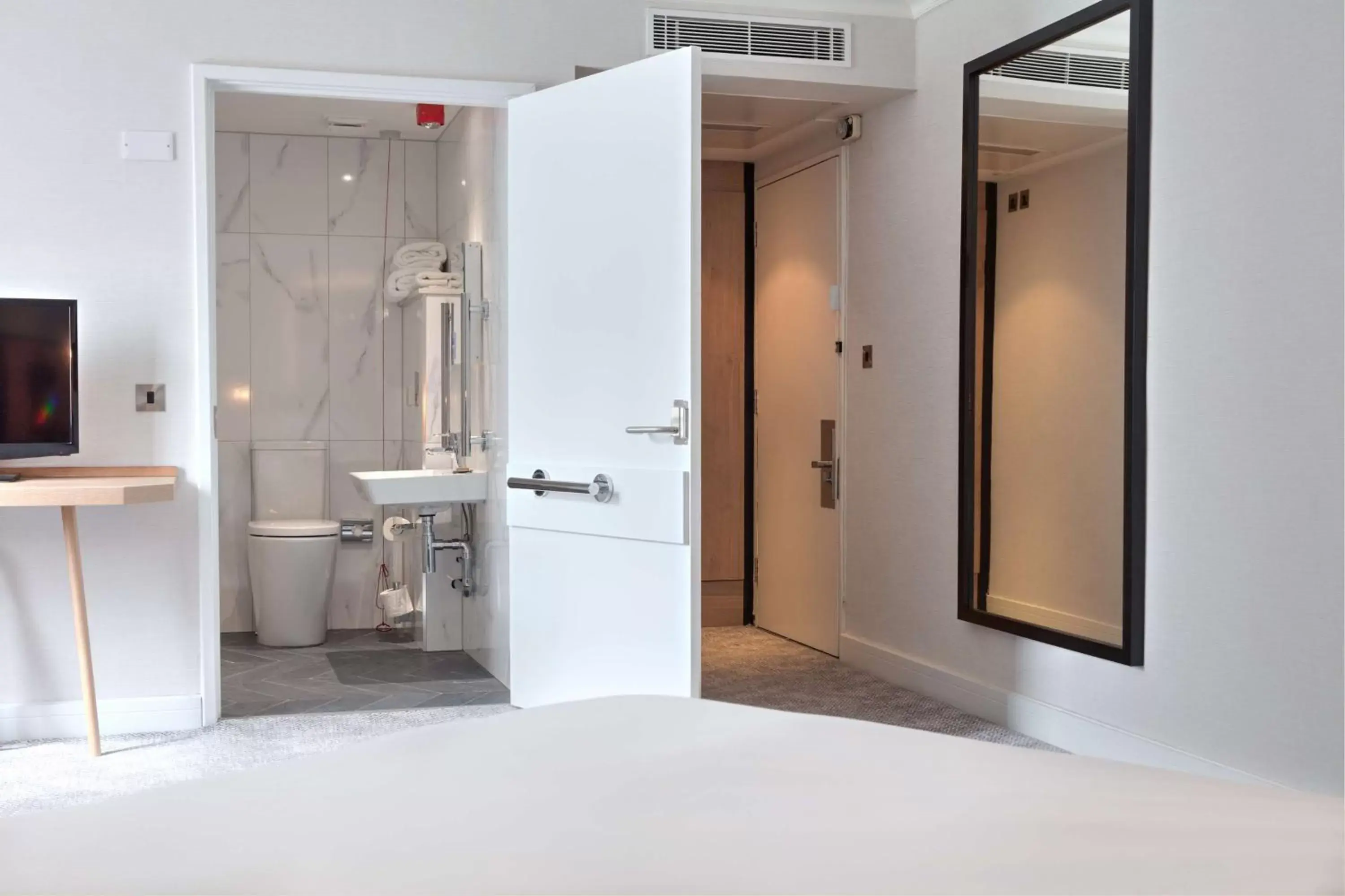 Bedroom, Bathroom in DoubleTree by Hilton London Elstree