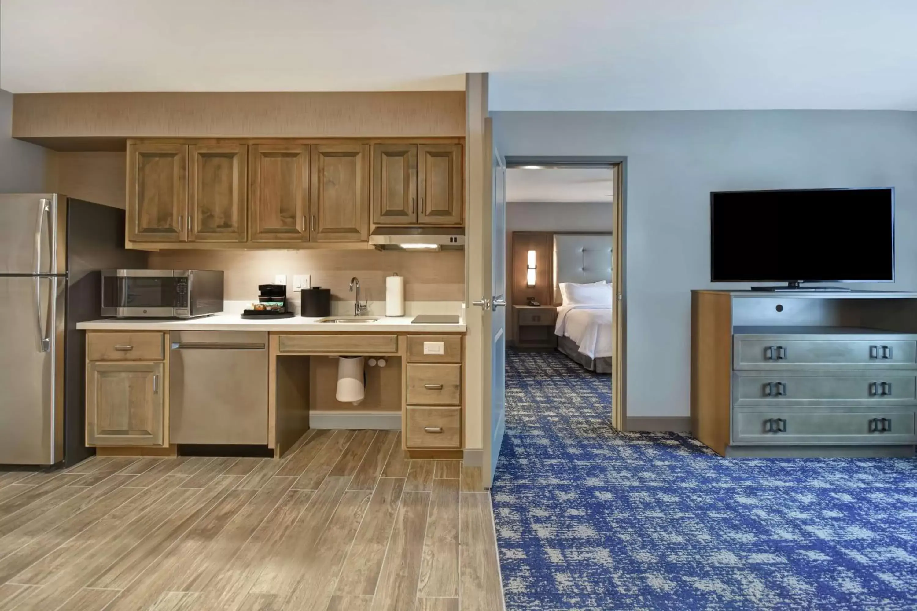 Bedroom, Kitchen/Kitchenette in Homewood Suites By Hilton Orange New Haven