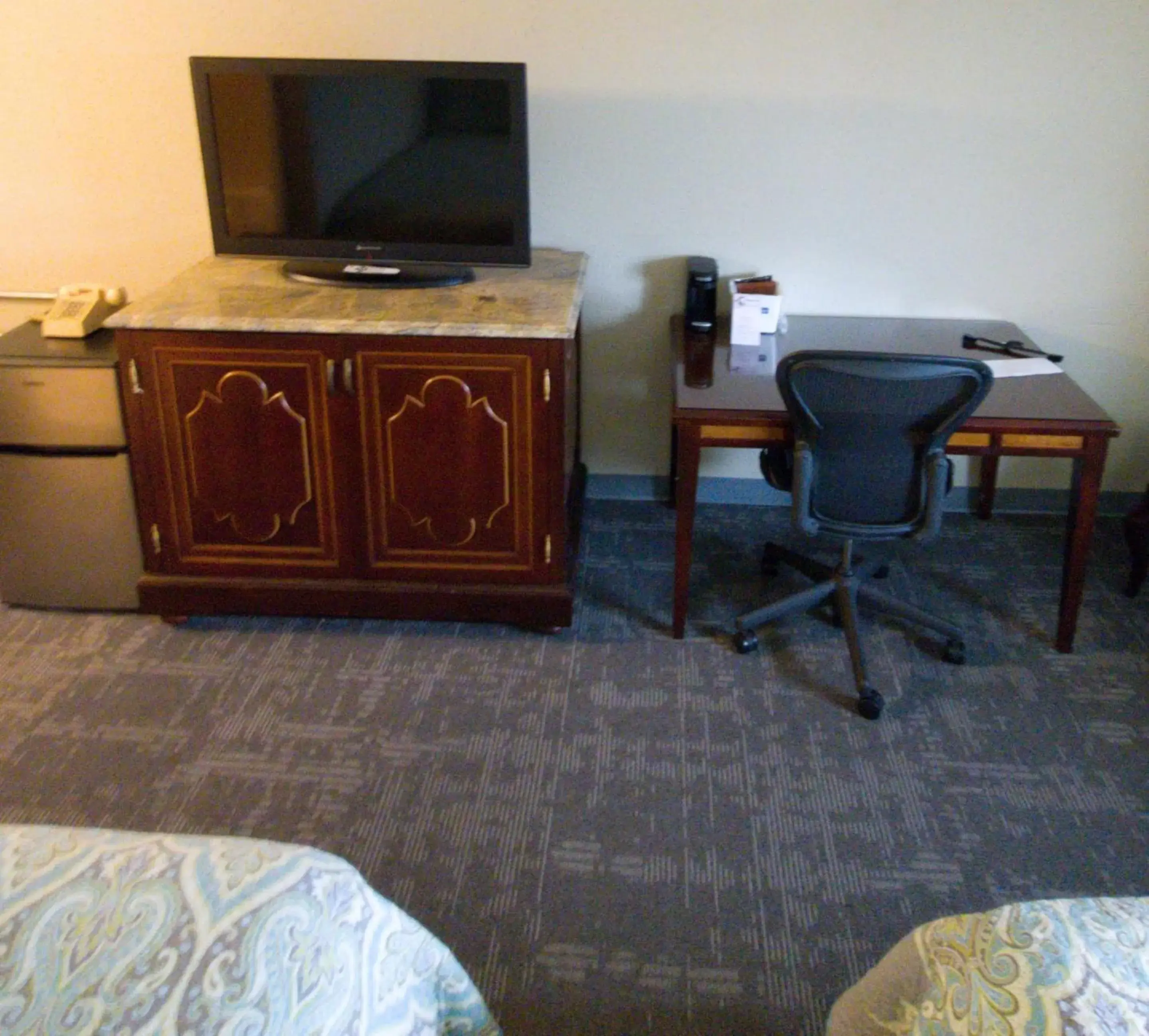 TV and multimedia, TV/Entertainment Center in Queen City Inn