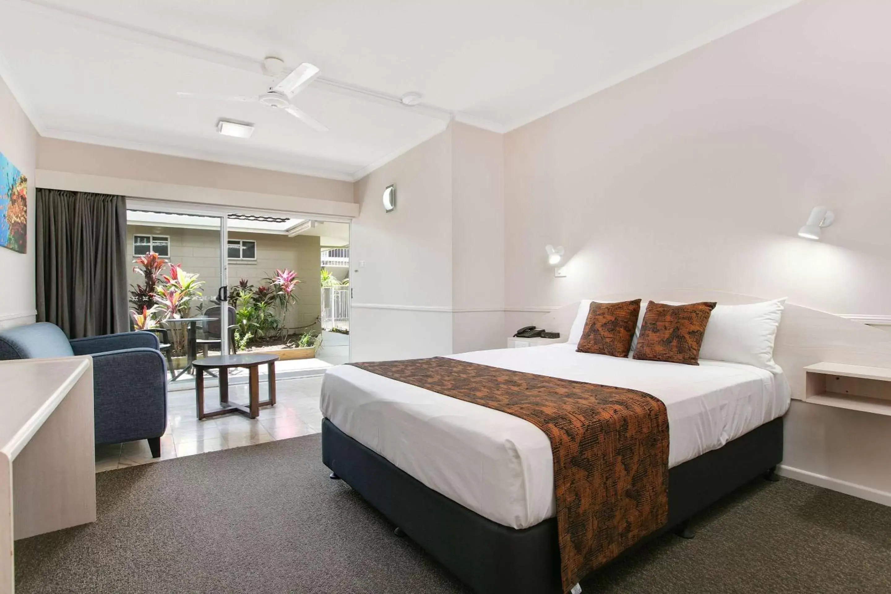Photo of the whole room in Comfort Inn Cairns City