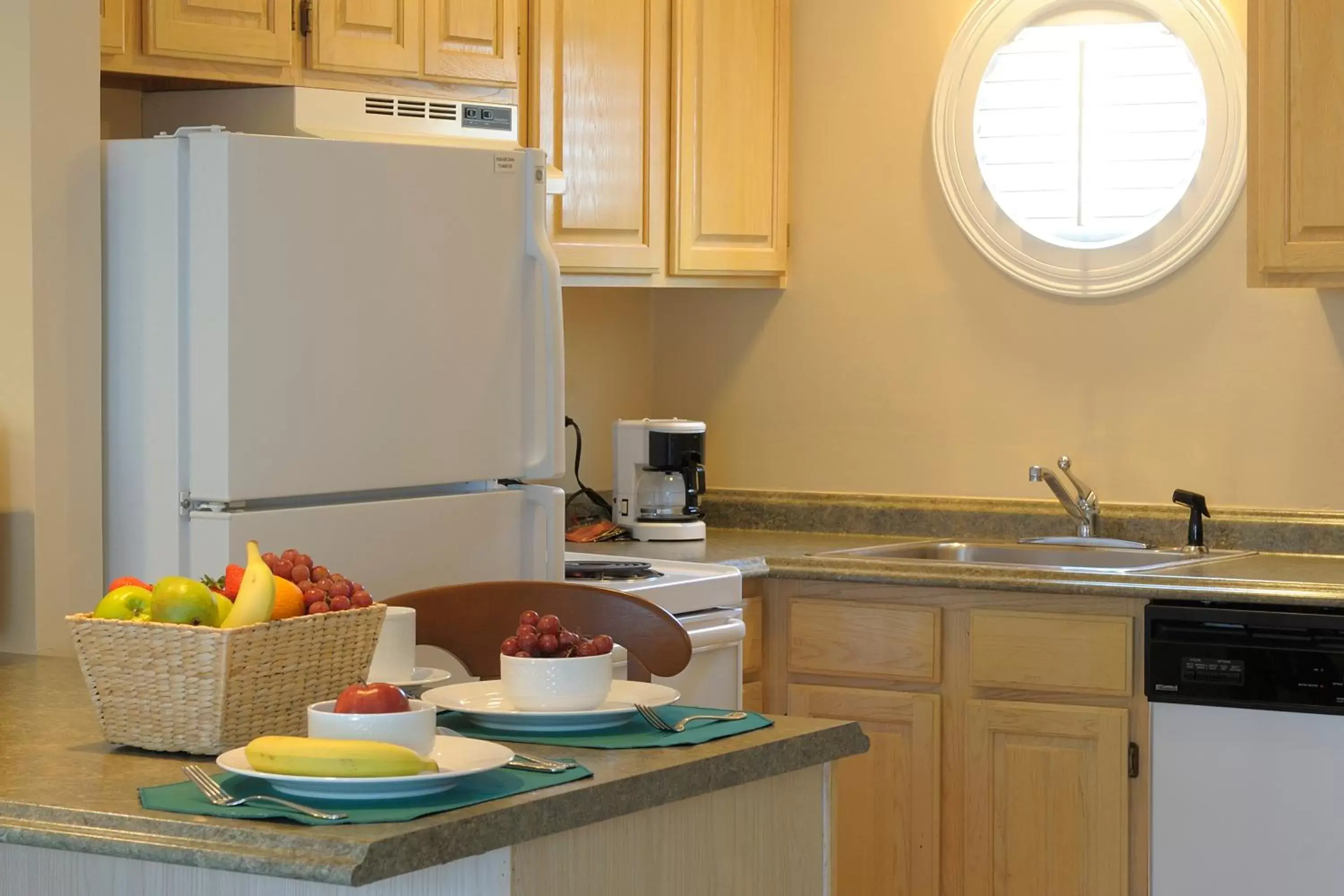 Kitchen or kitchenette, Kitchen/Kitchenette in The Spa at Norwich Inn