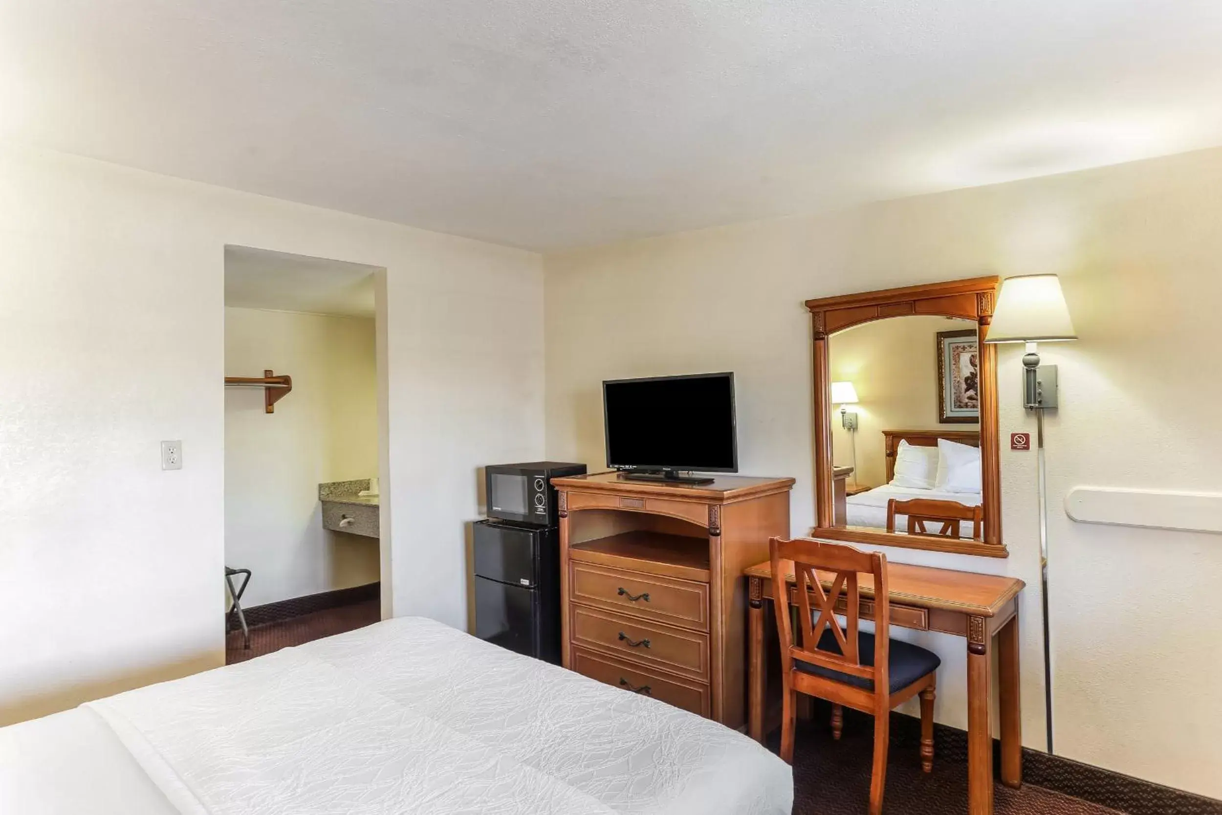 Bedroom, TV/Entertainment Center in Americas Best Value Inn and Suites El Centro