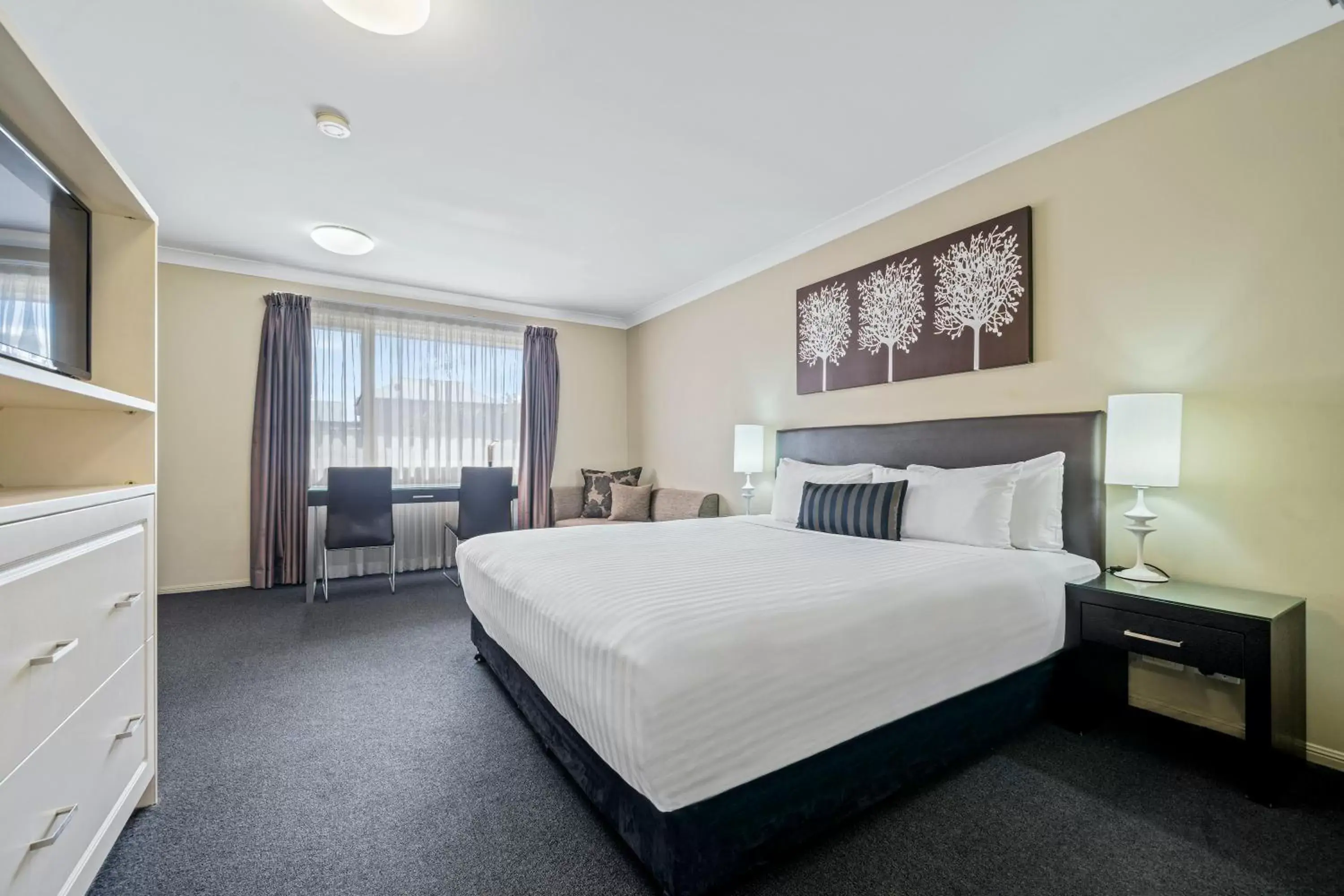 Deluxe King Suite in Ambassador On Ruthven Deluxe King Suite in Ambassador On Ruthven