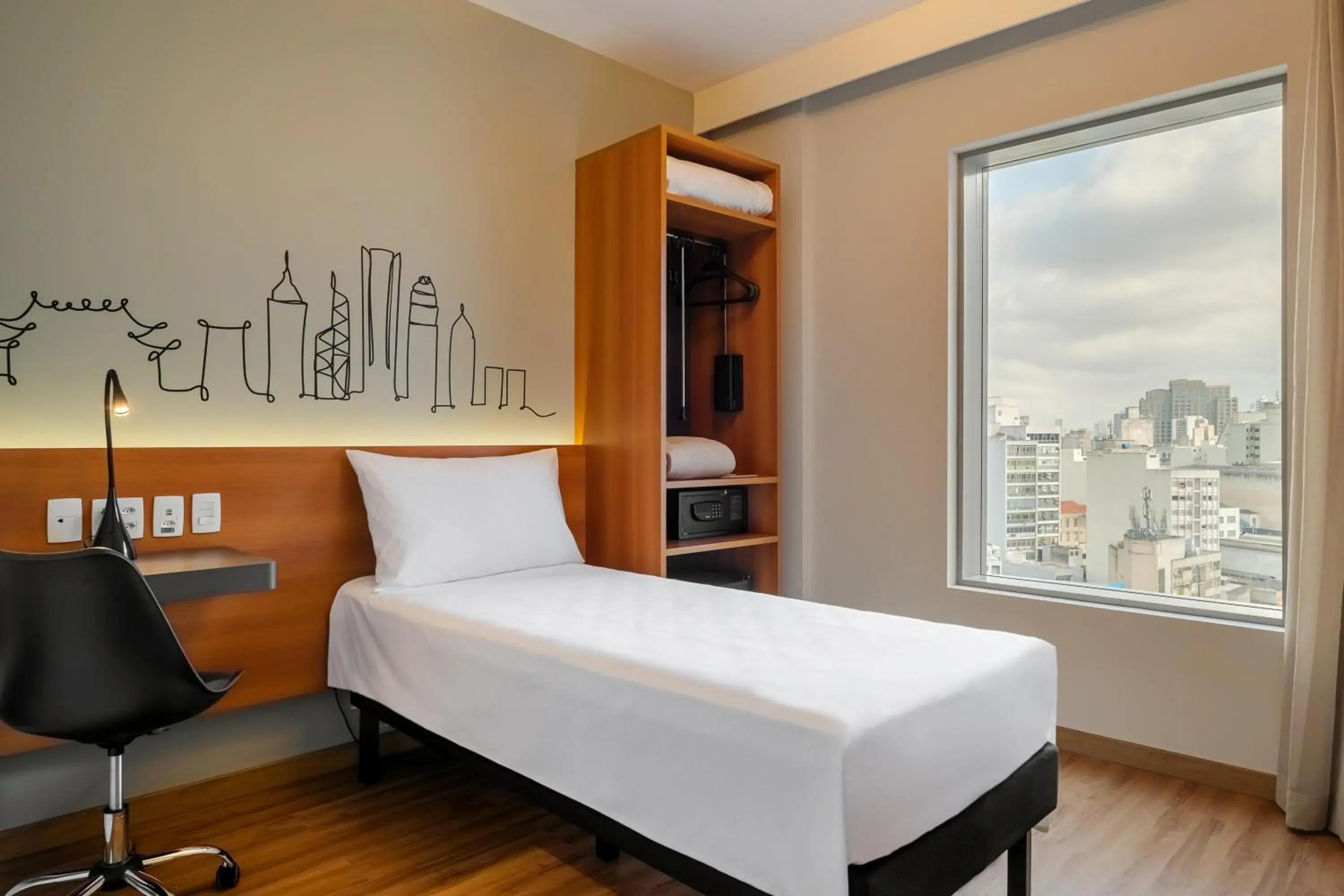 Facility for disabled guests, Bed in ibis Styles SP Centro
