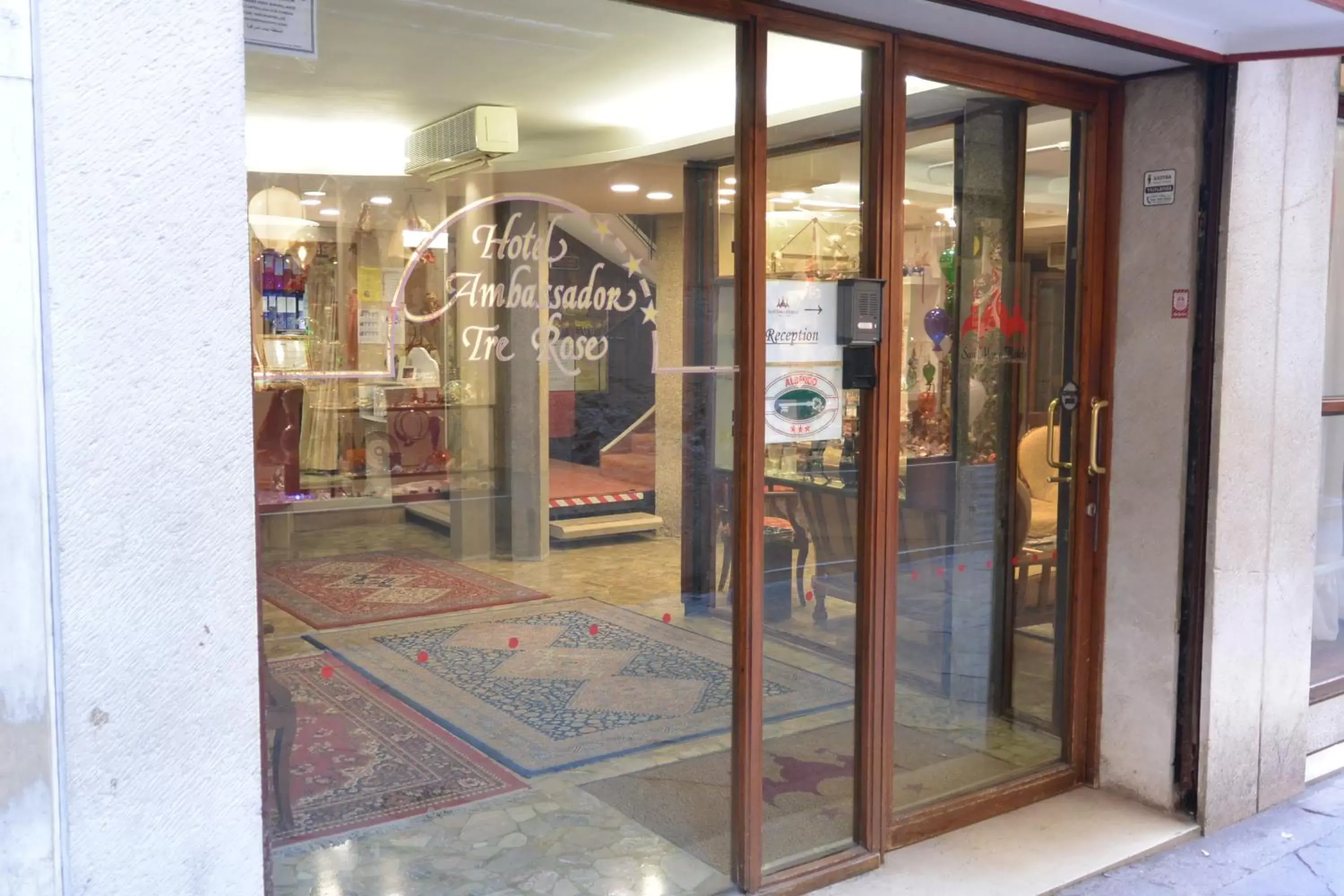 Facade/entrance in Ambassador Tre Rose Facade/entrance in Ambassador Tre Rose