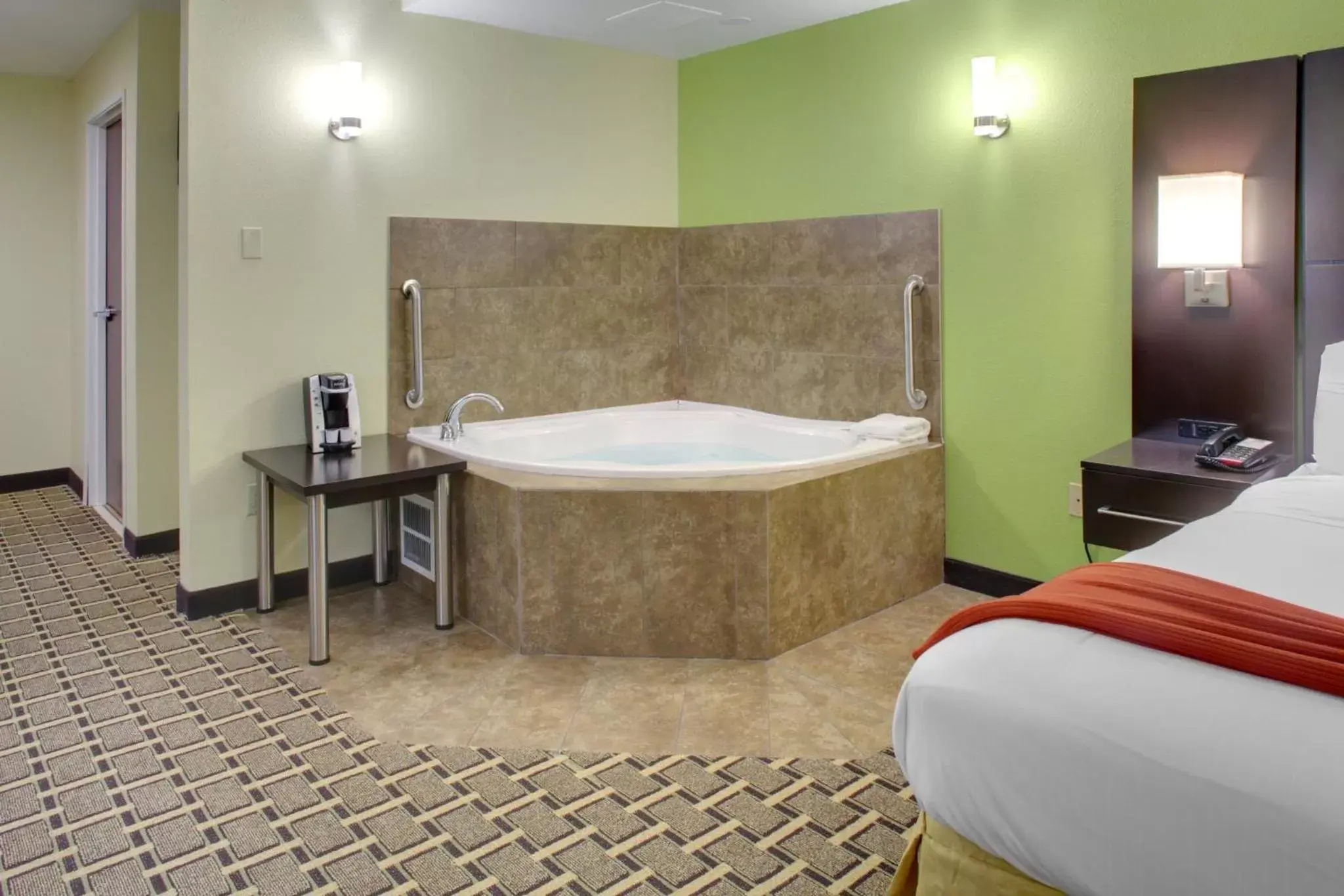Photo of the whole room, Bathroom in Holiday Inn Express & Suites Cross Lanes, an IHG Hotel