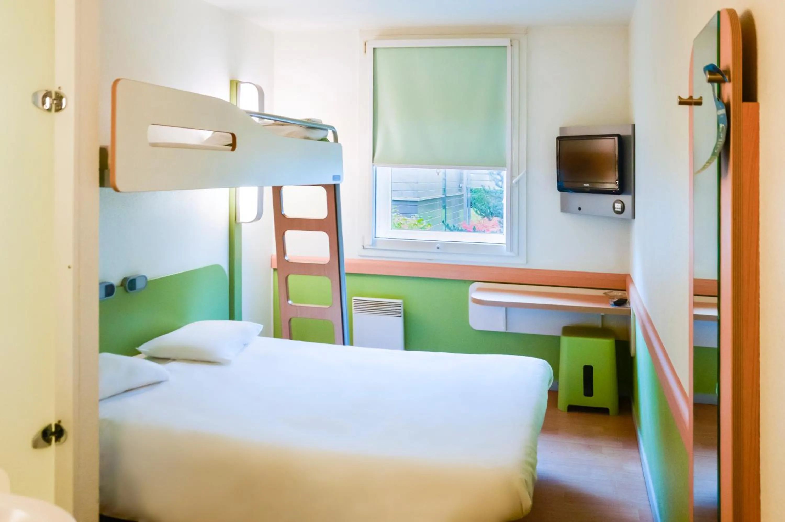 Photo of the whole room, Bed in Ibis Budget Vélizy