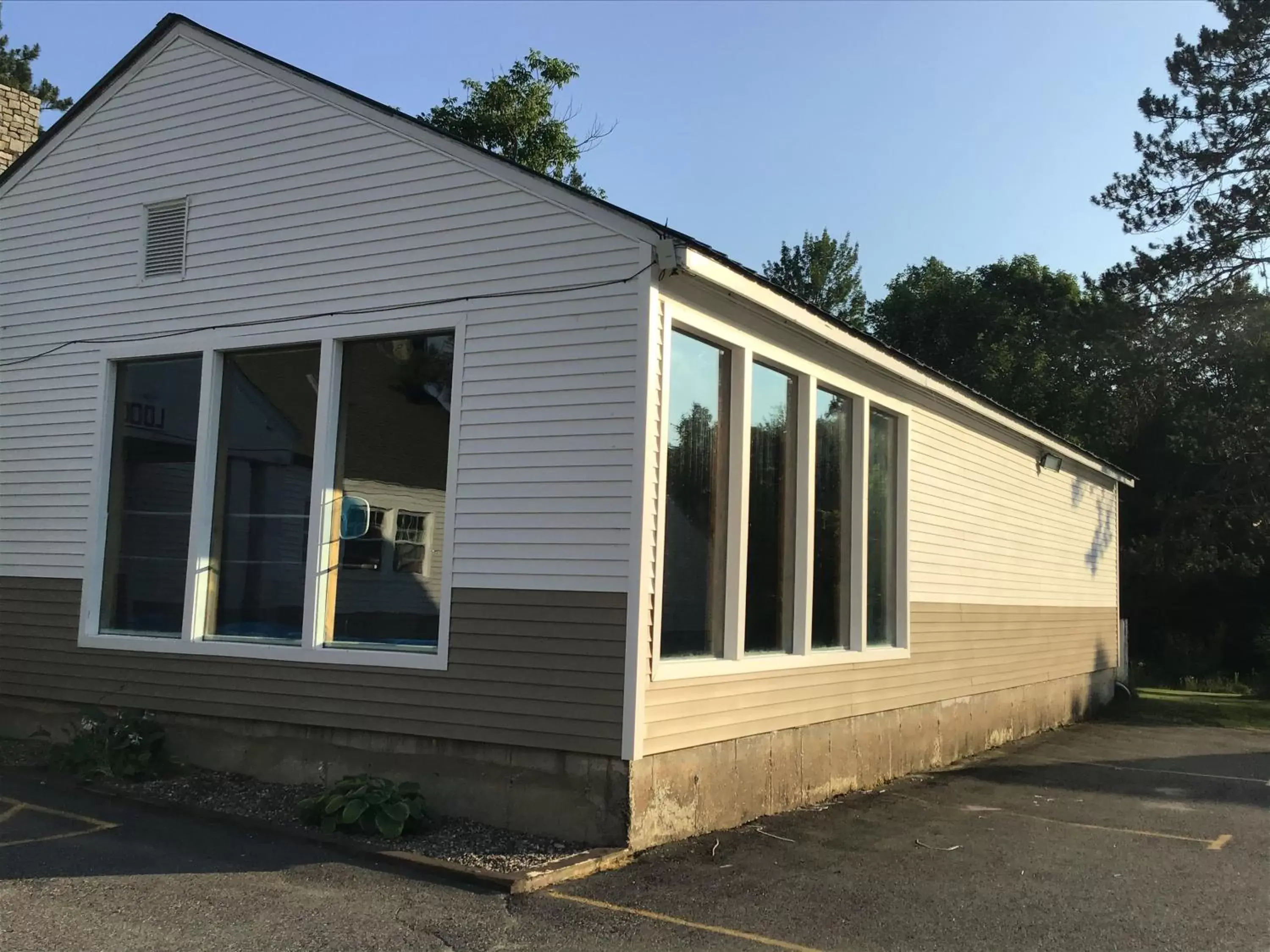 Swimming pool, Property Building in Stonybrook Motel & Lodge