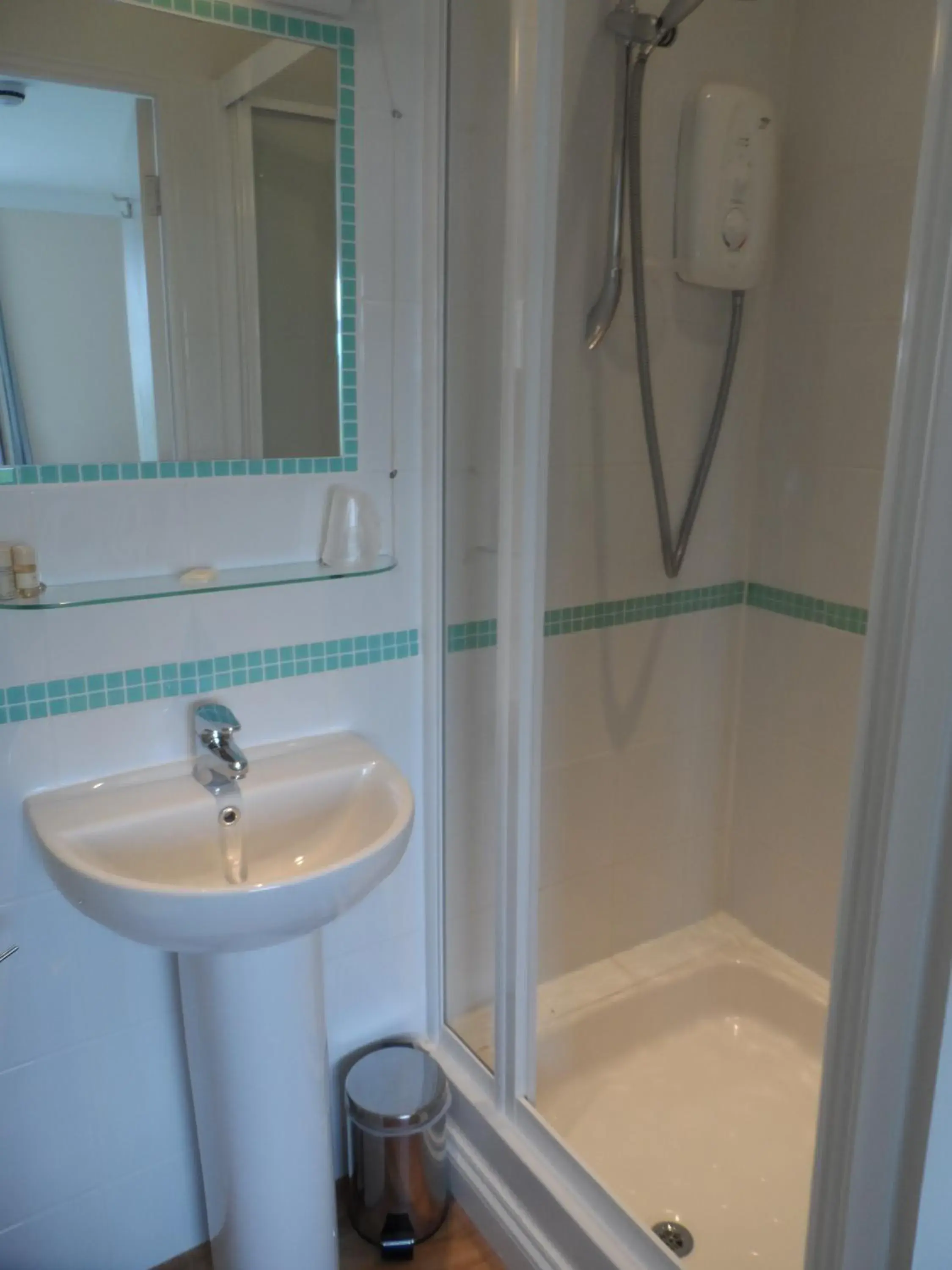 Shower, Bathroom in Tremarne Hotel