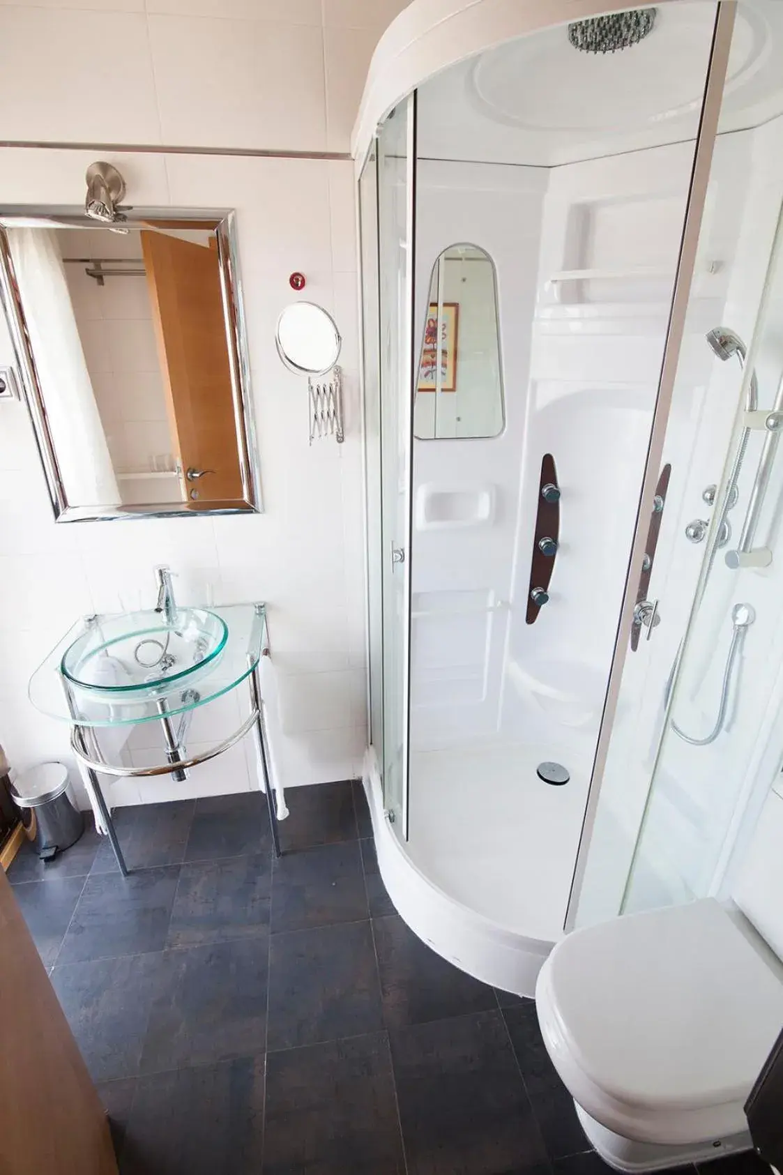Shower, Bathroom in Hotel Real de Illescas