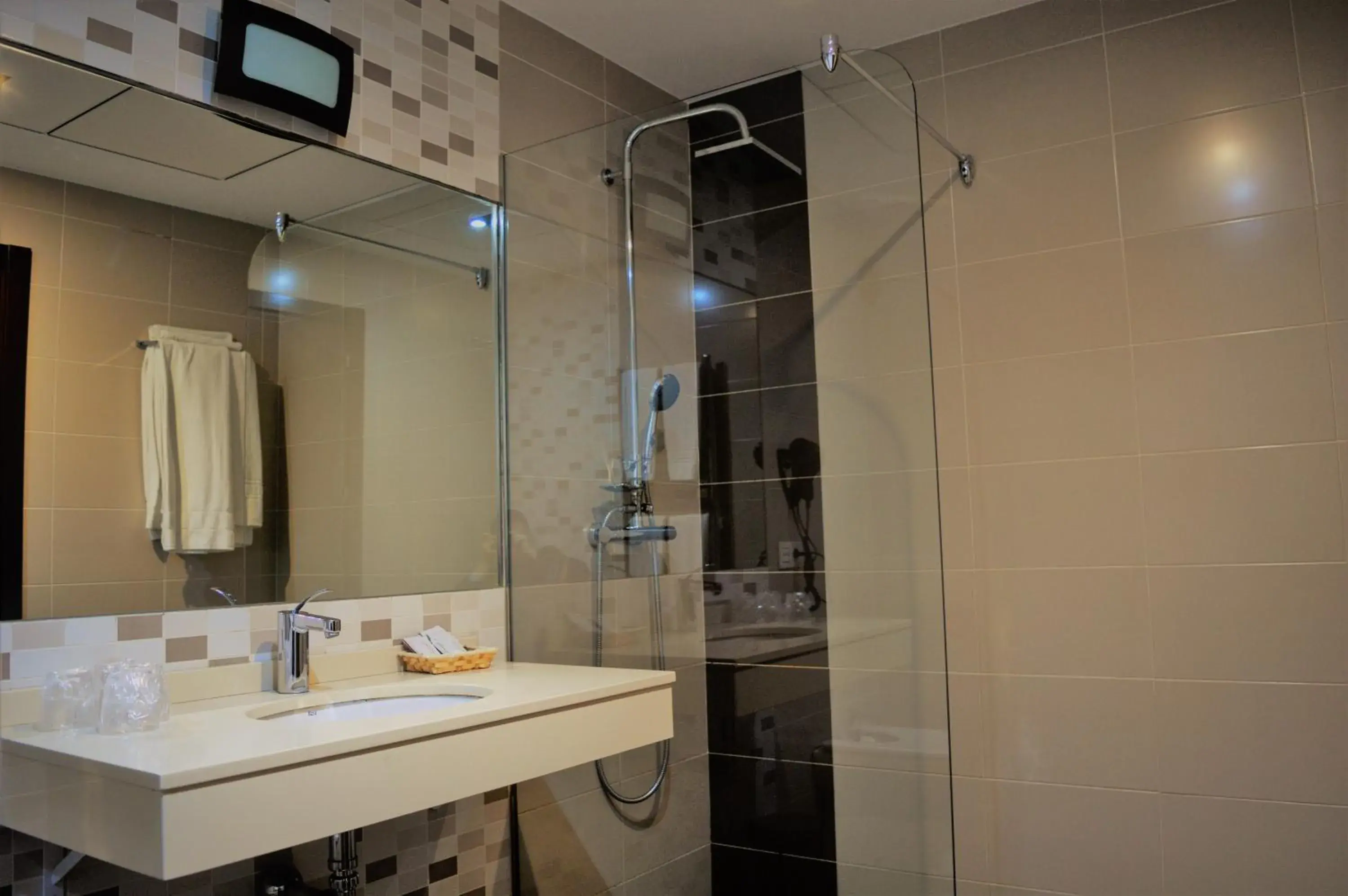 Shower, Bathroom in Hotel Ciudad de Plasencia