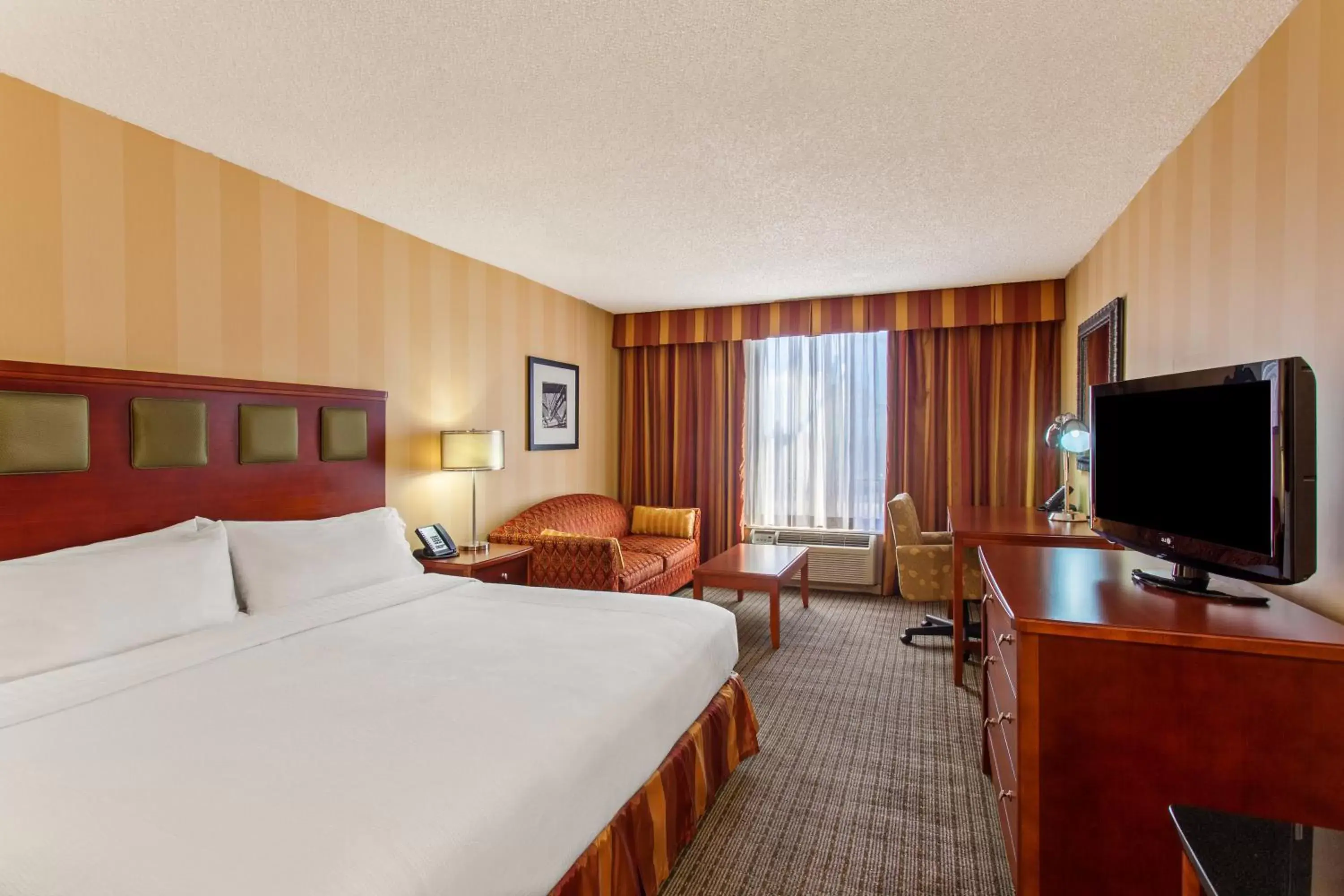 Photo of the whole room, TV/Entertainment Center in Holiday Inn Sacramento Downtown-Arena, an IHG Hotel