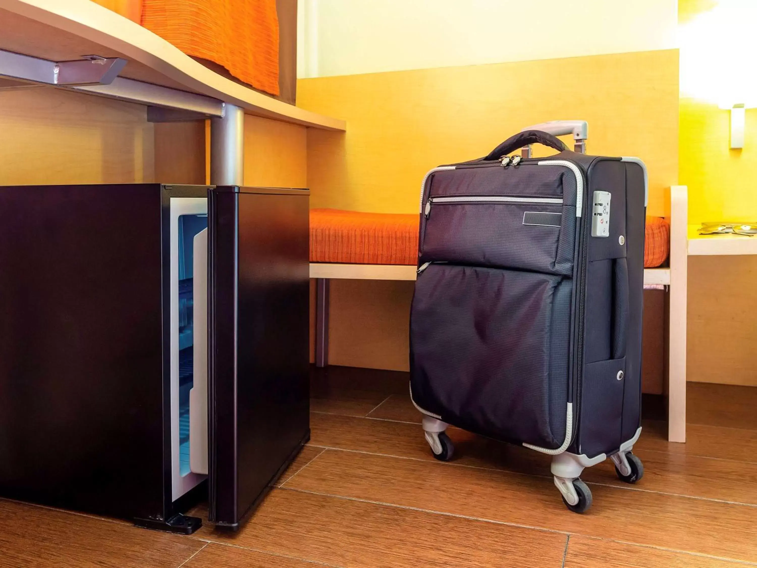 Photo of the whole room, Bunk Bed in Ibis Cancun Centro