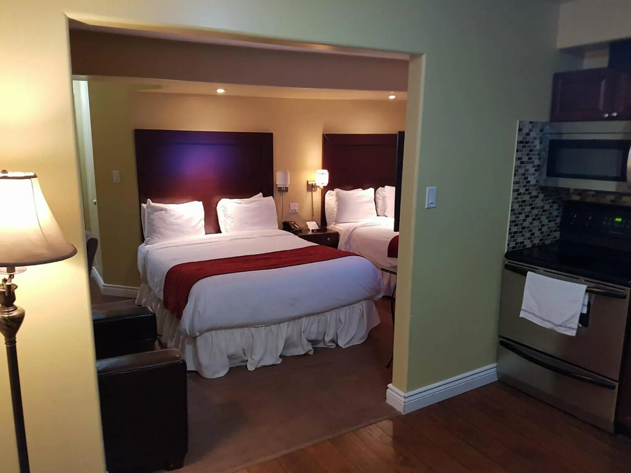 Kitchen or kitchenette, Bed in Bayside Inn & Waterfront Suites