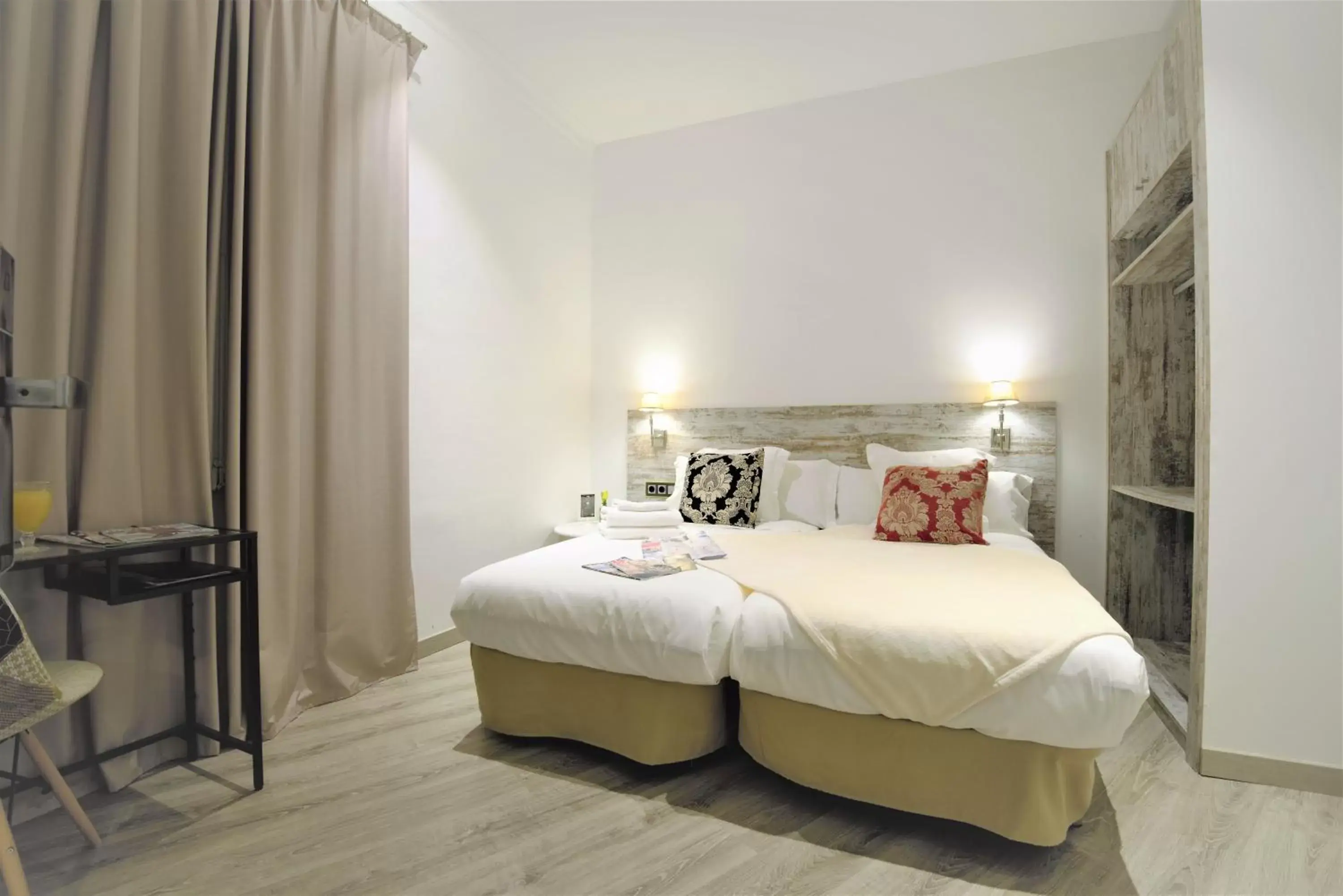 Photo of the whole room, Bed in DreamKeys Barcelona City