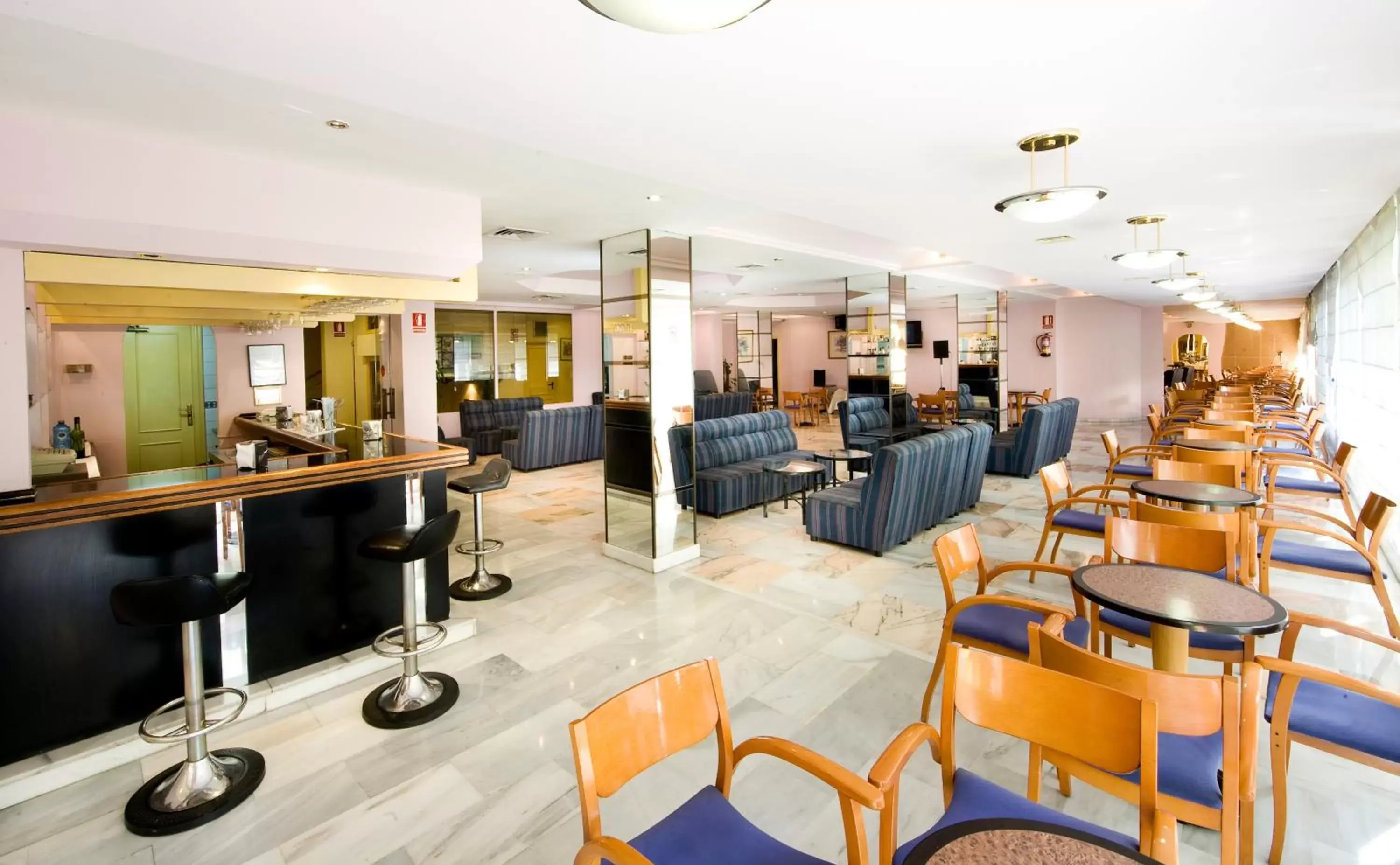 Lounge or bar, Restaurant/Places to Eat in Hotel Monarque El Rodeo