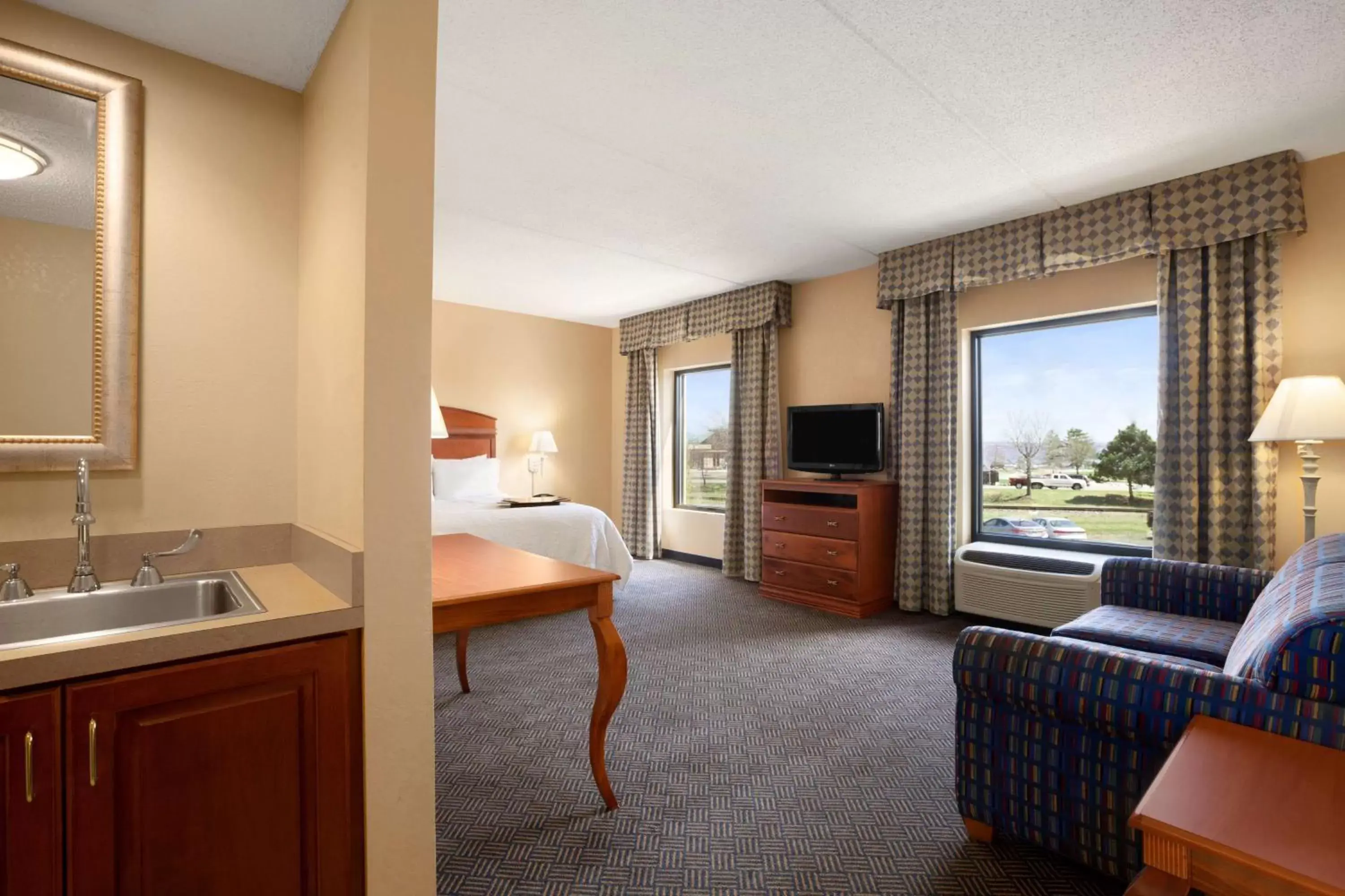 Bed, Seating Area in Hampton Inn Geneva