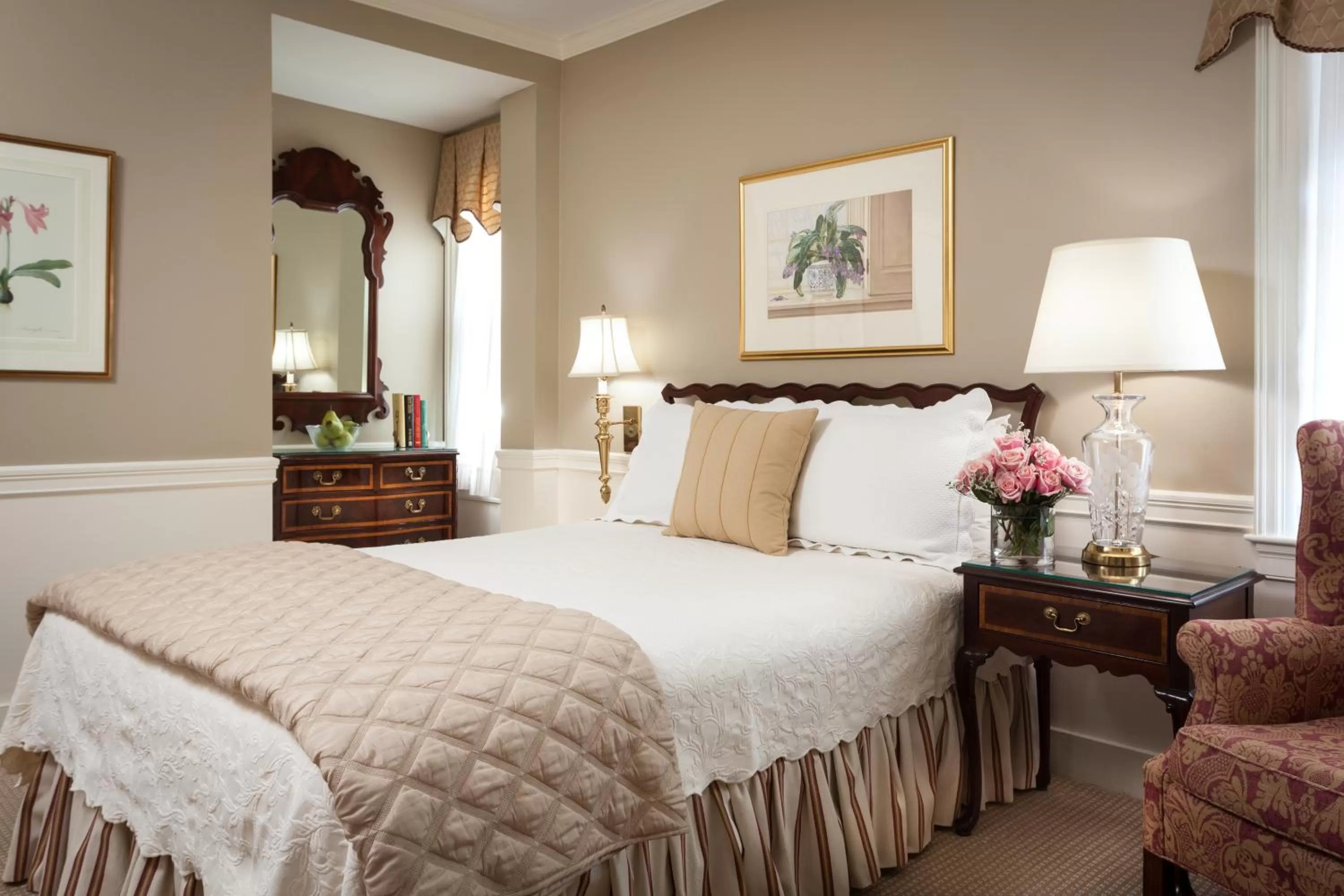 Bed in Harbor Light Inn