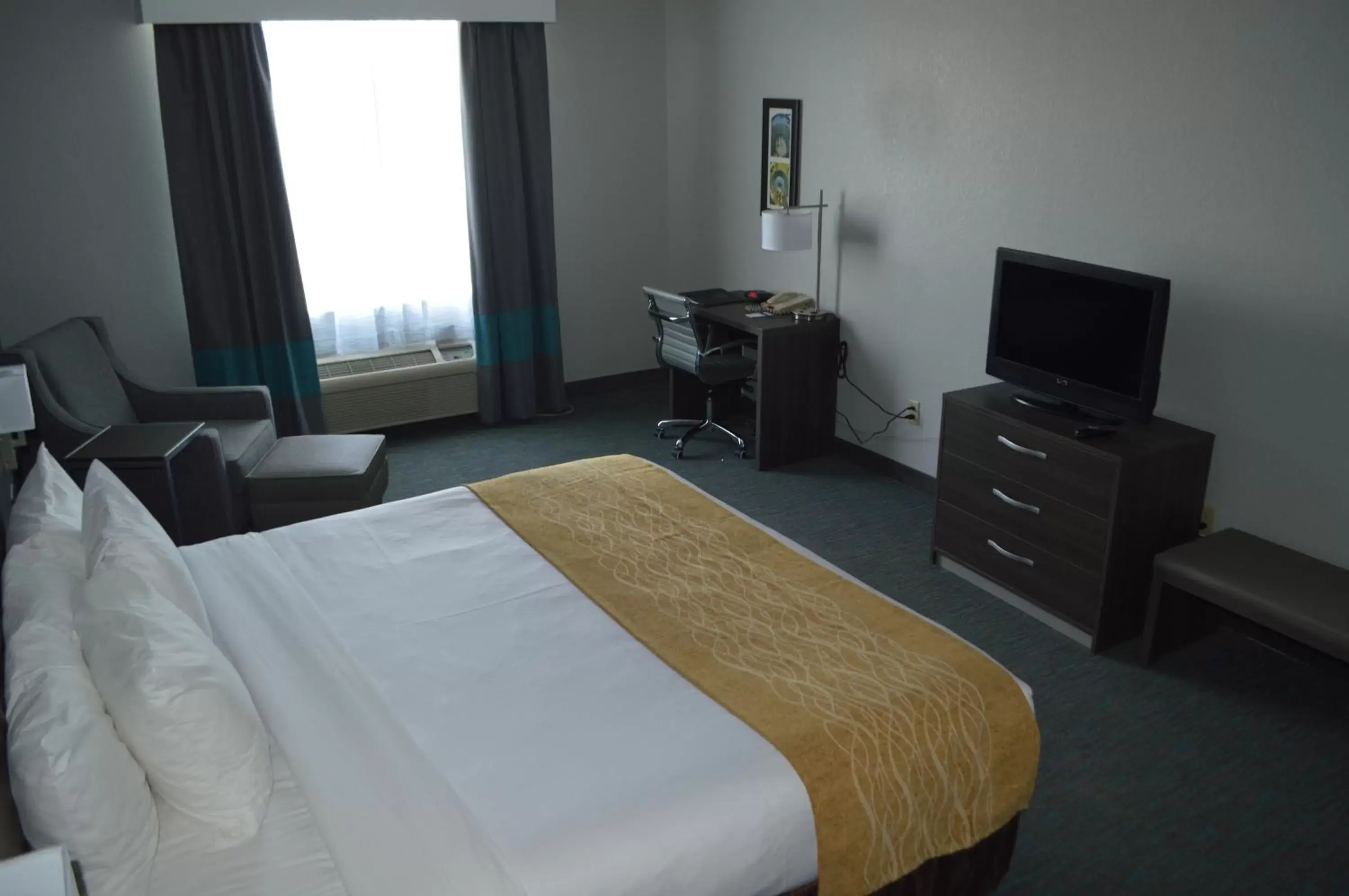 Bed in Comfort Inn & Suites Selma near Randolph AFB
