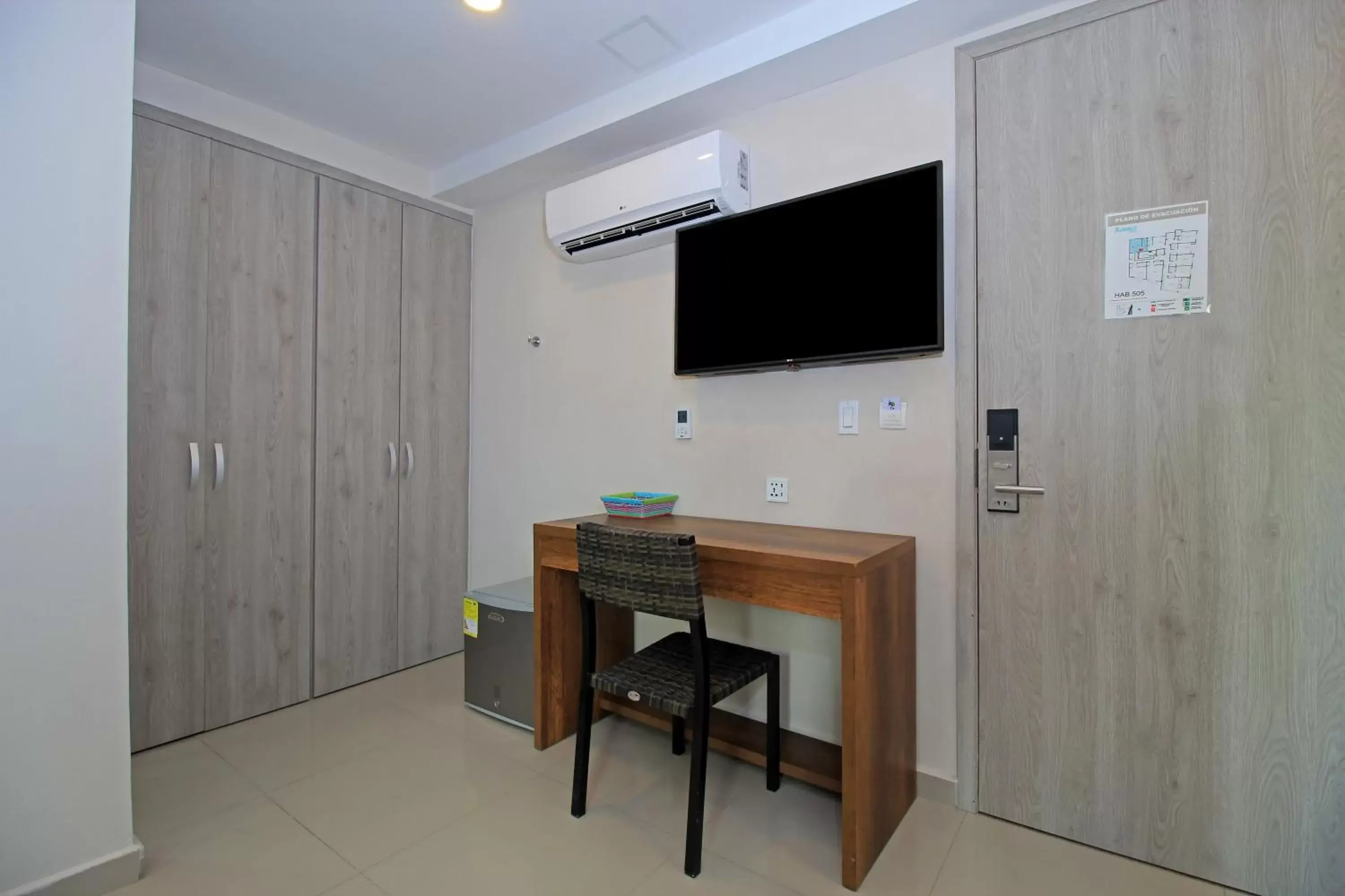 TV and multimedia, TV/Entertainment Center in Hotel Summer Frente Al Mar