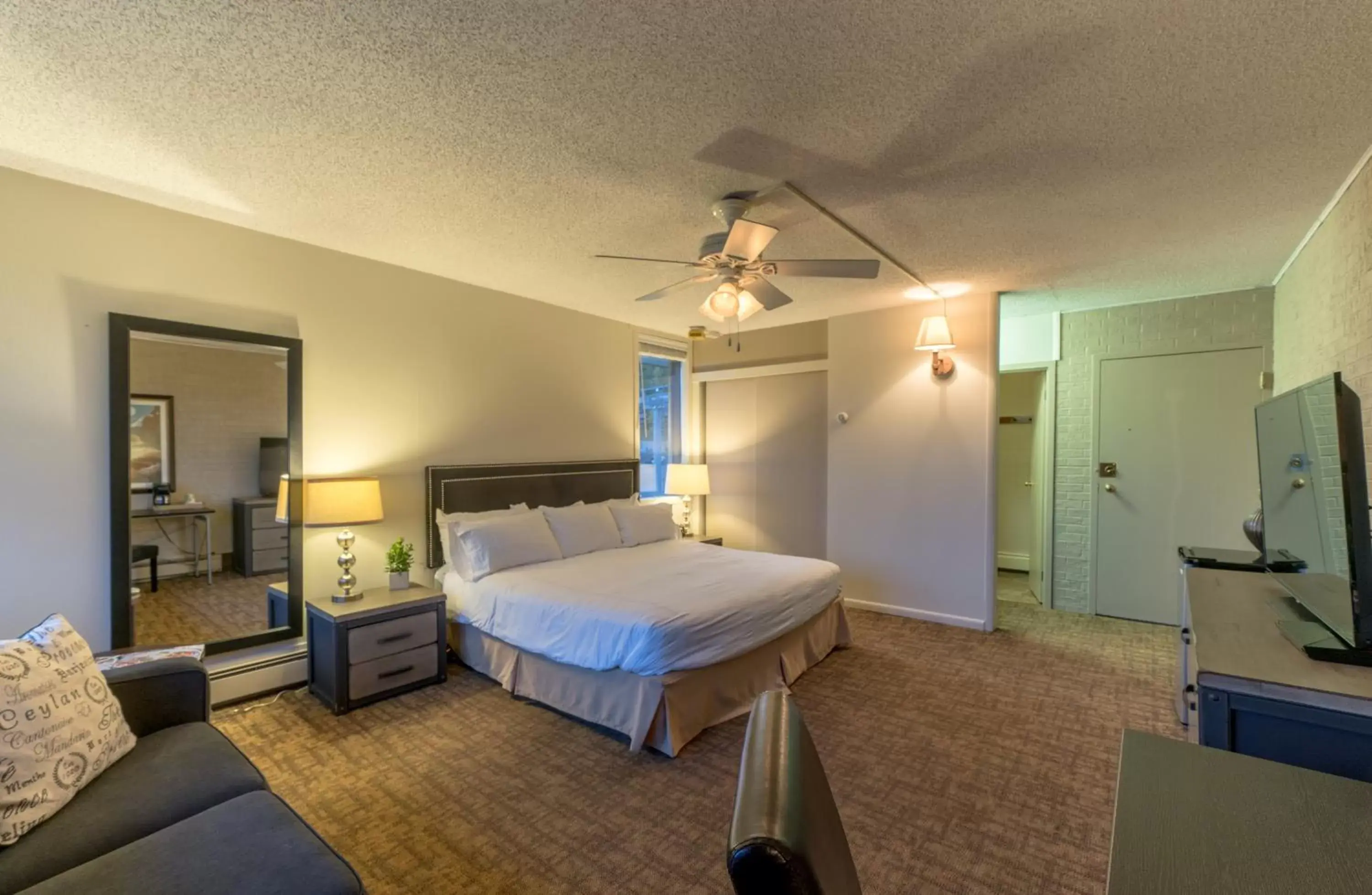 Photo of the whole room, Bed in Mountain Chalet Snowmass