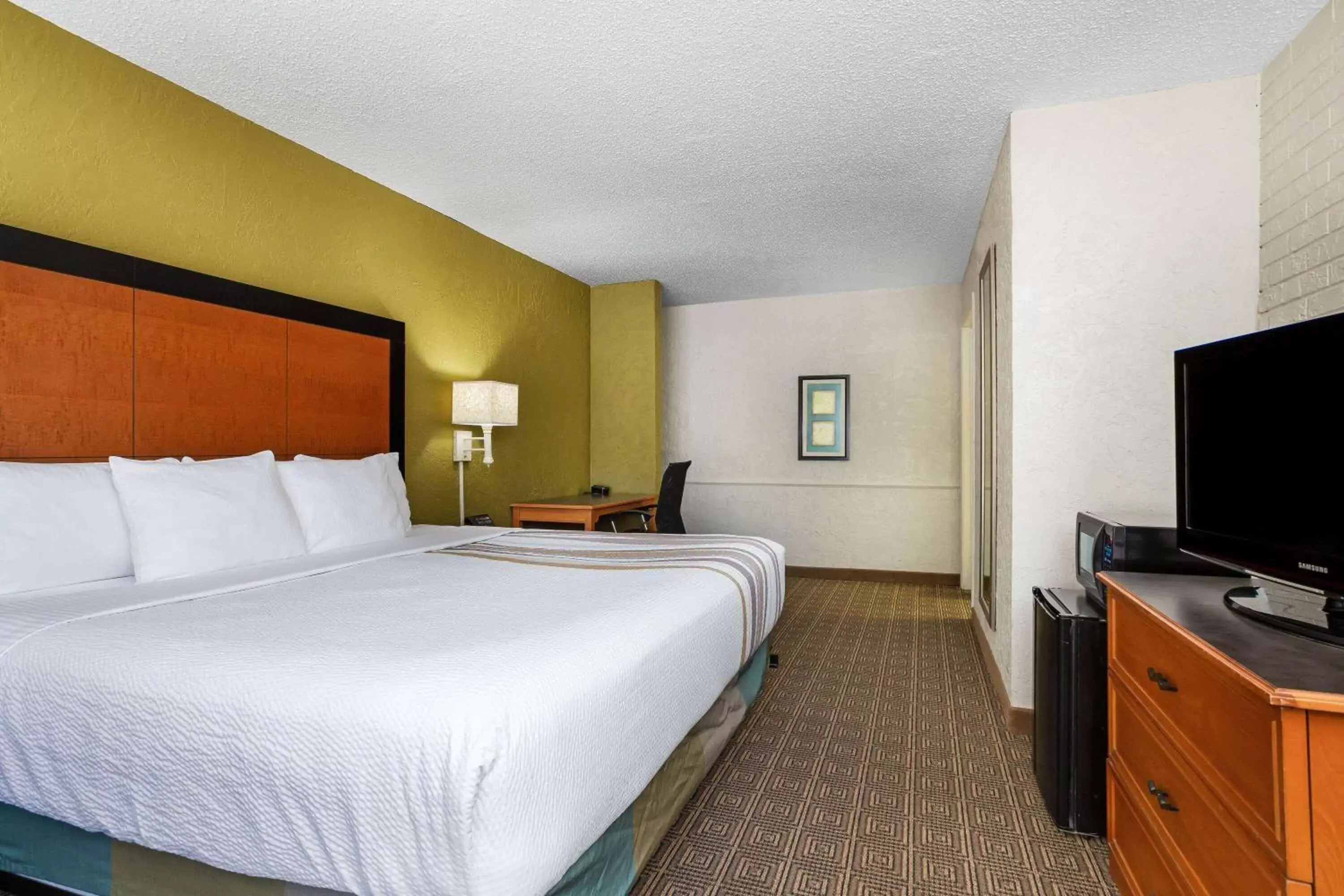 Photo of the whole room, Bed in La Quinta Inn Tampa Airport Stadium Westshore