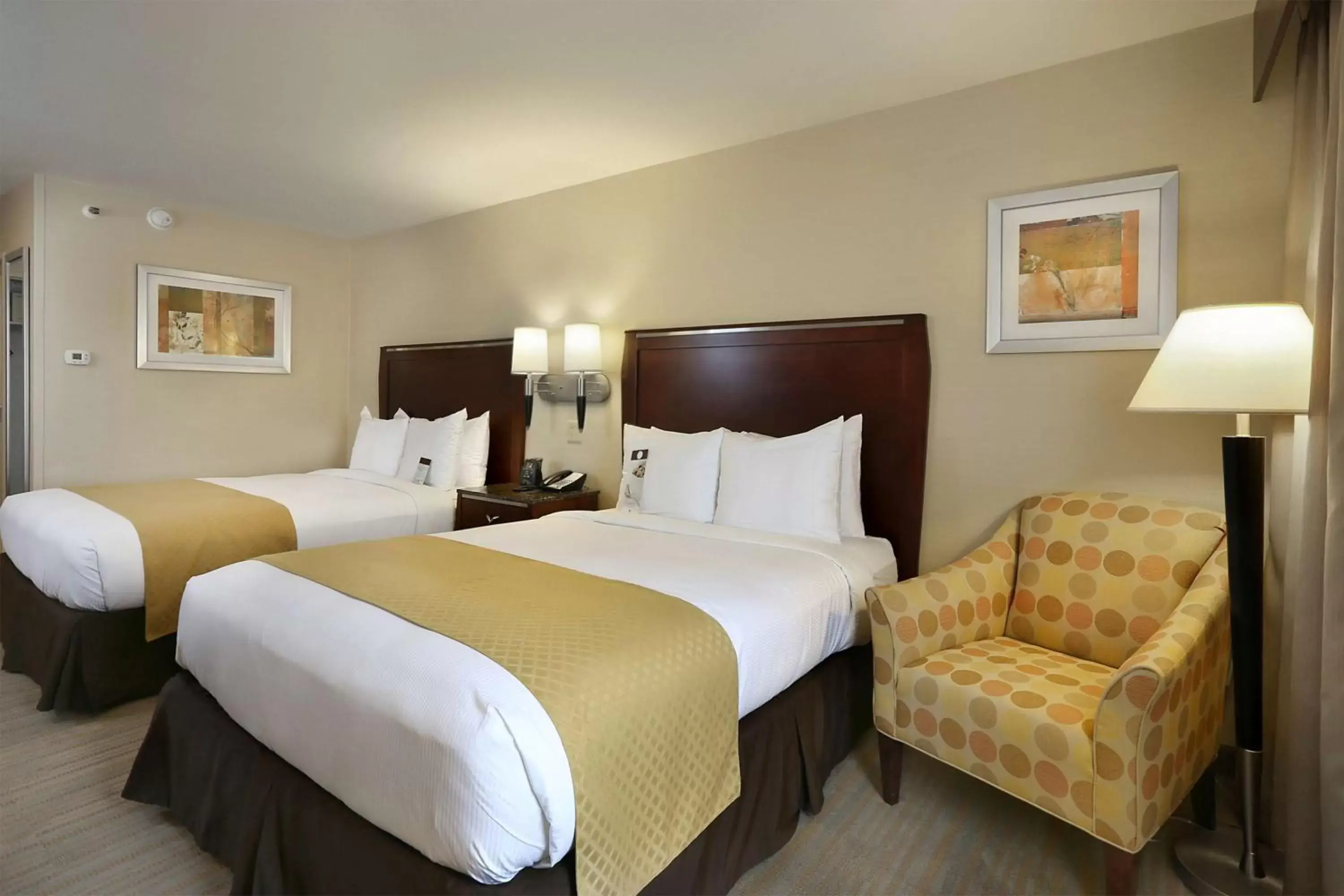 Living room, Bed in DoubleTree by Hilton Hotel Denver - Thornton