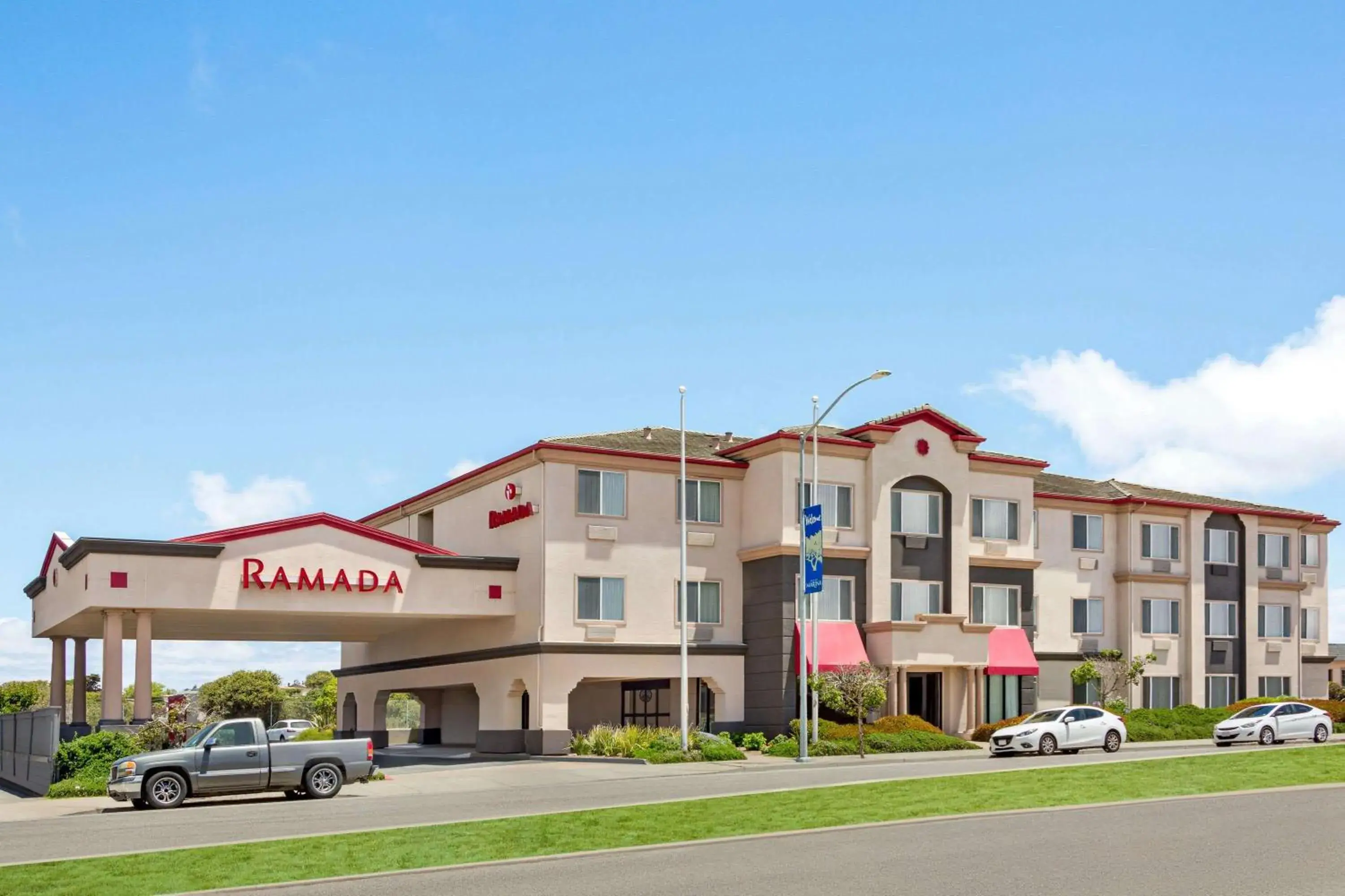 Property building in Ramada by Wyndham Marina Property building in Ramada by Wyndham Marina