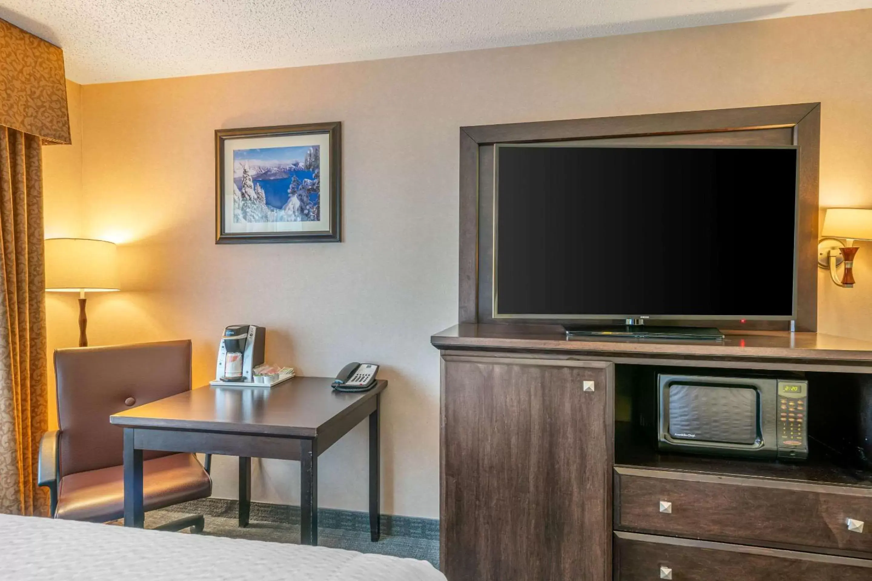 Photo of the whole room, TV/Entertainment Center in Clarion Pointe Medford