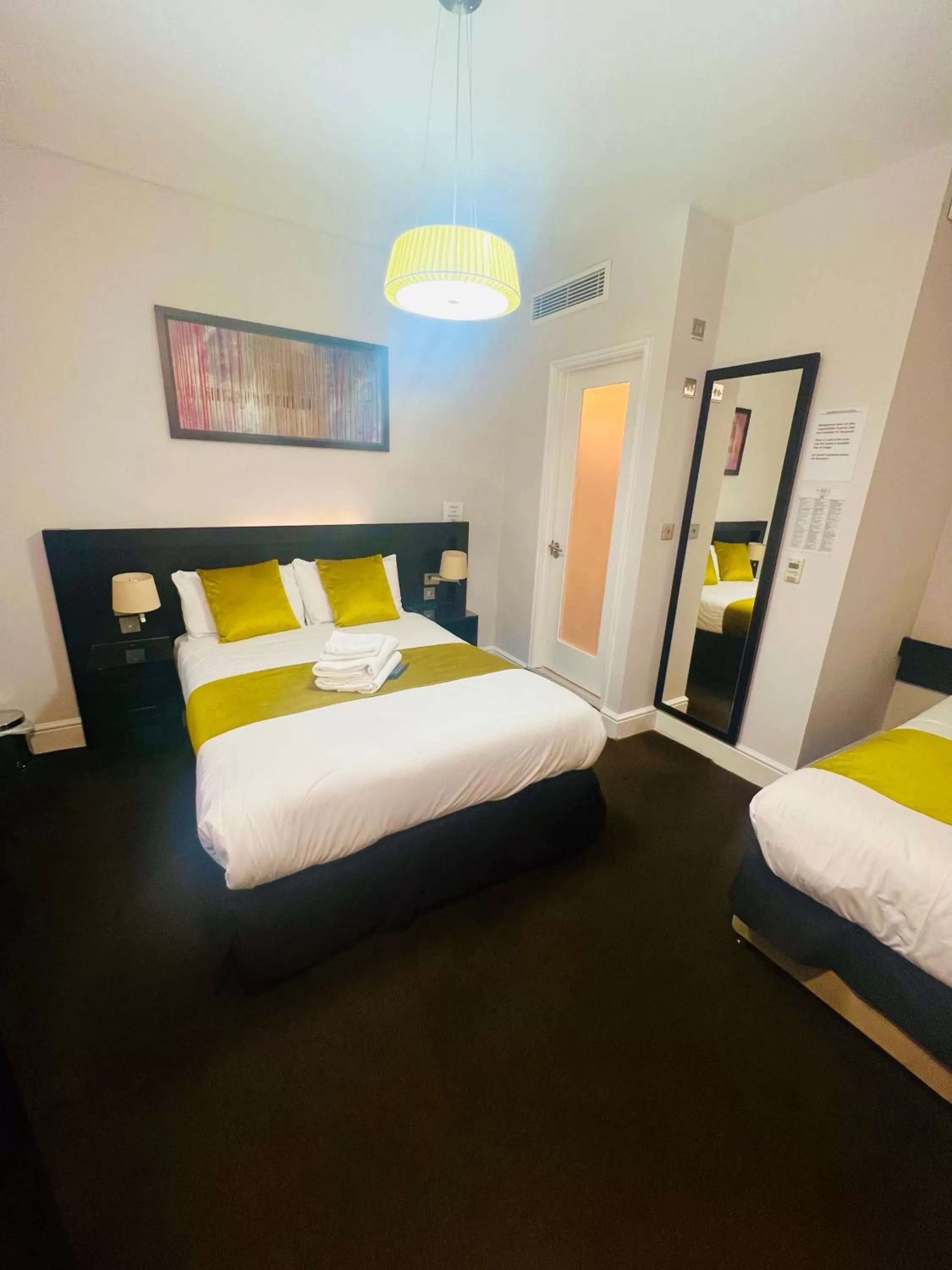 Bed in Bloomsbury Palace Hotel