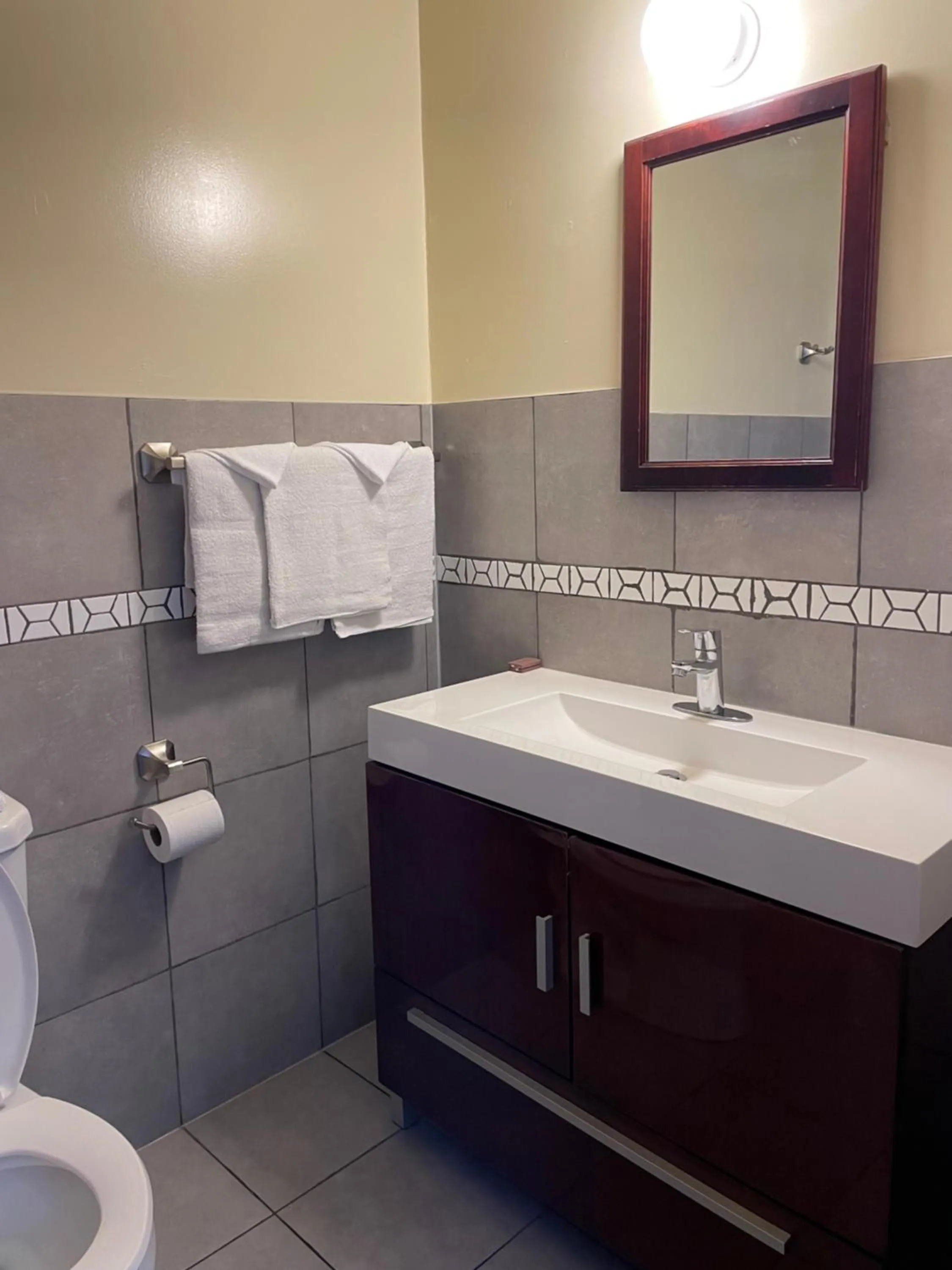 Scottish Inn Near the Falls and Casino