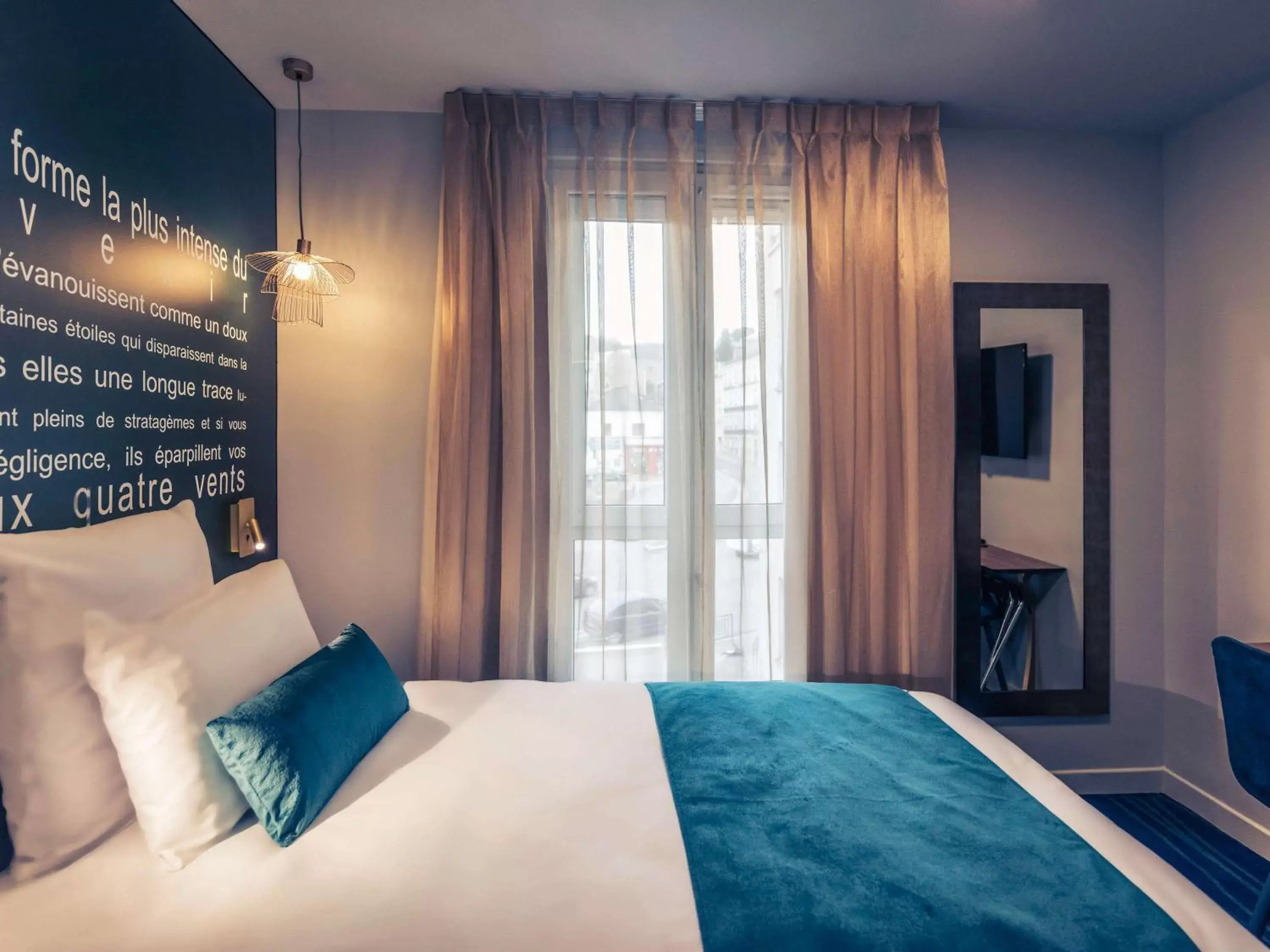Bedroom, Bed in Hôtel Mercure Paris Suresnes Longchamp