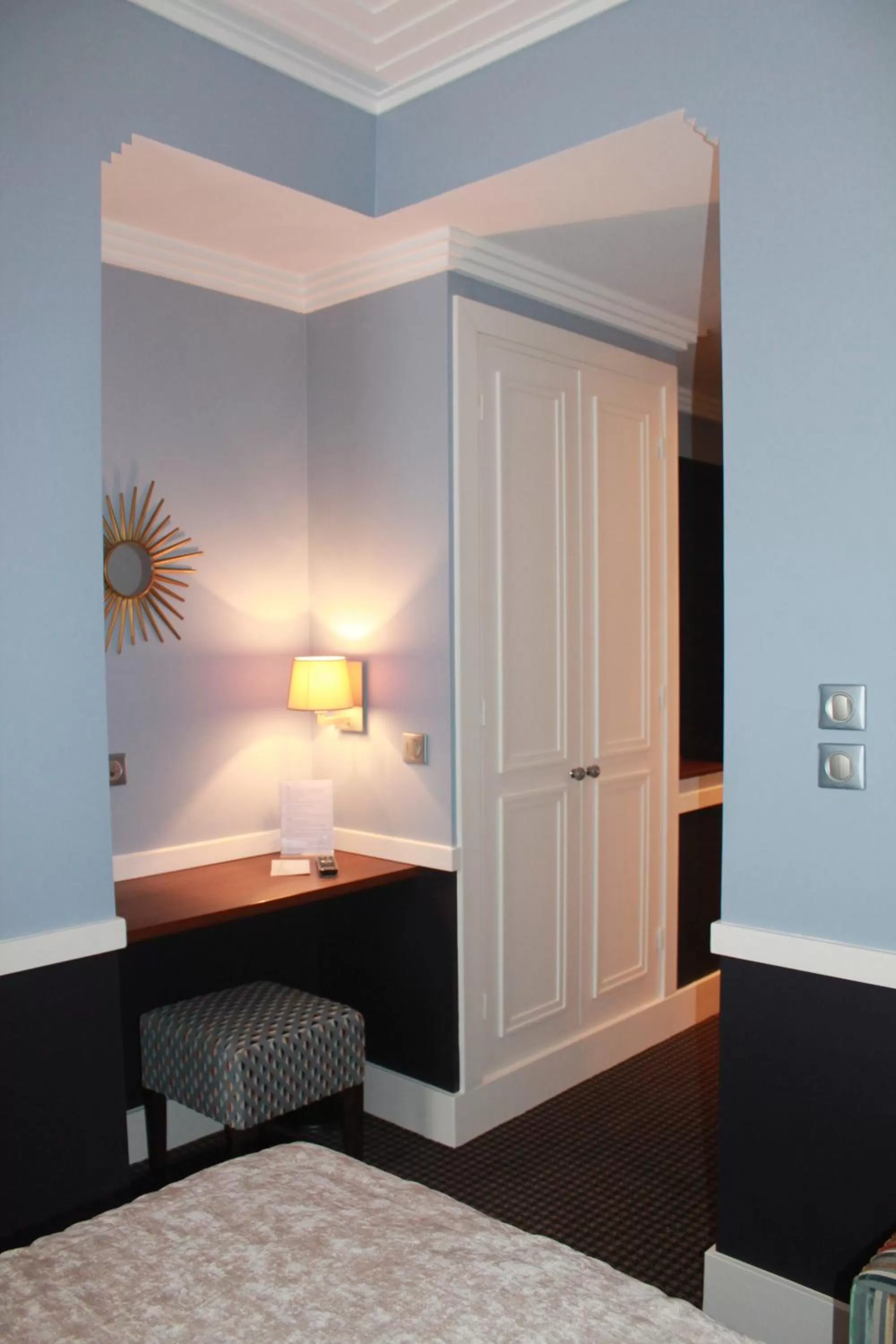 Property building, Bed in Hôtel jardin Le Pasteur