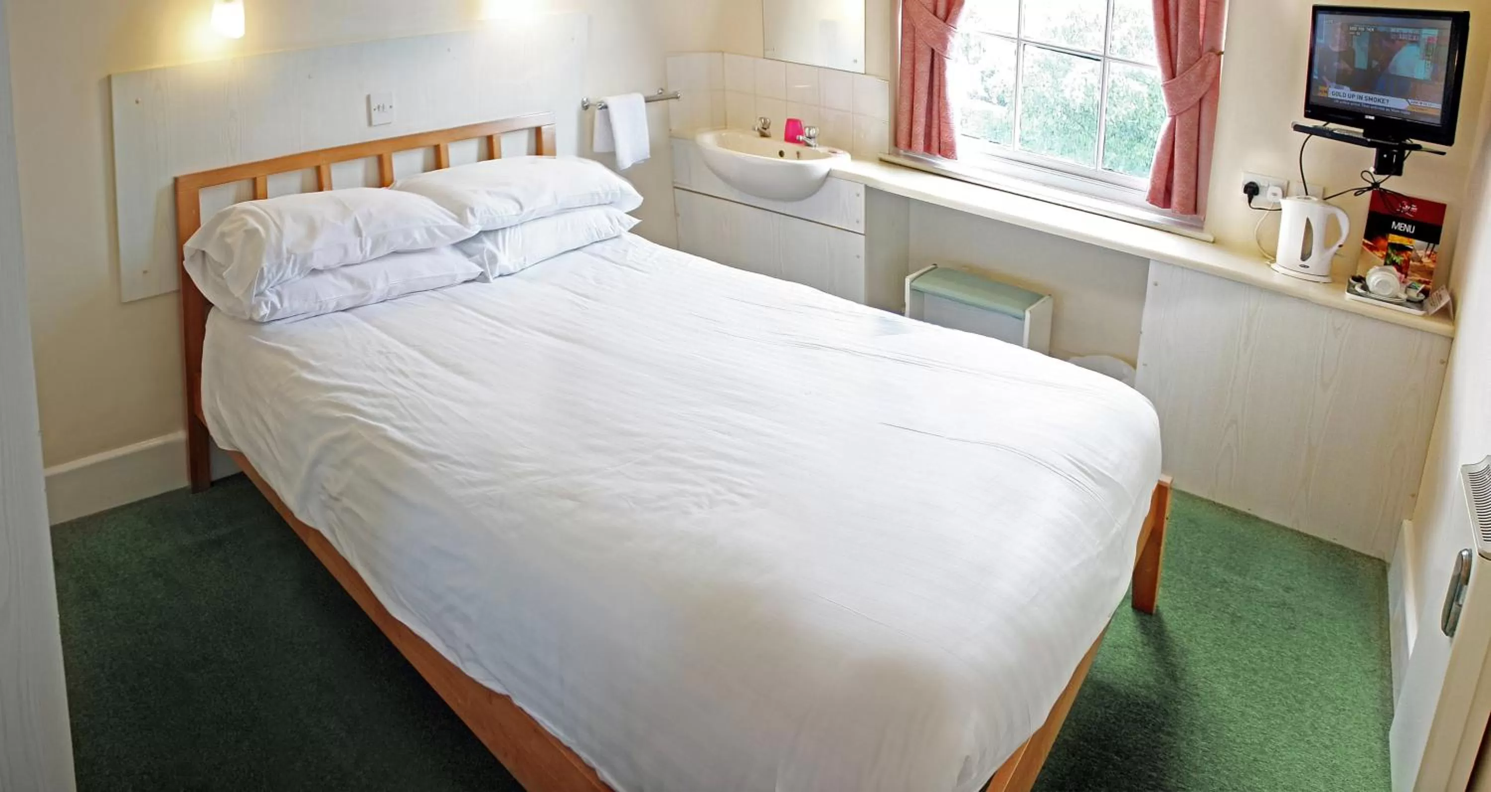 Photo of the whole room, Bed in The Raven Hotel