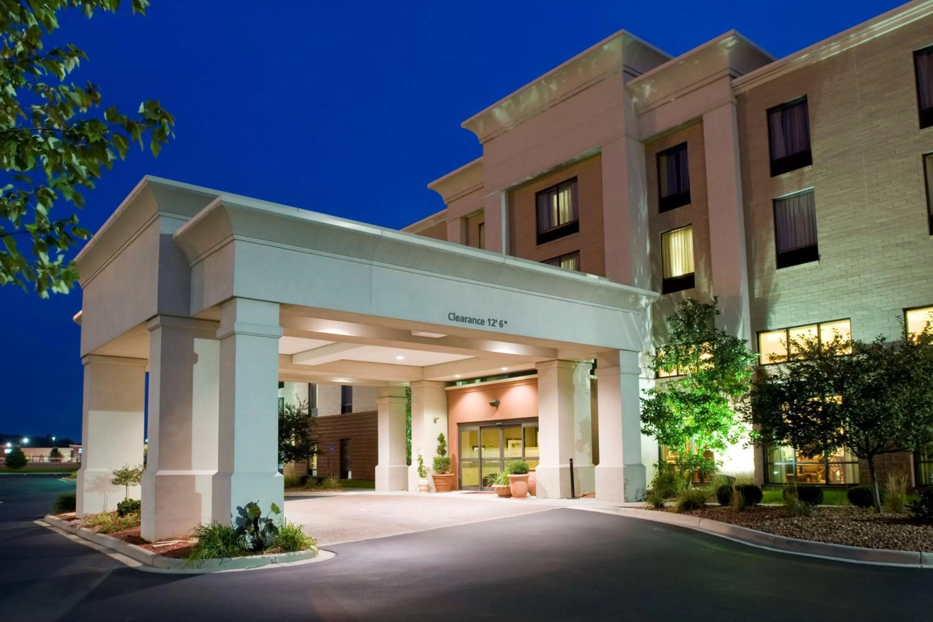Property building in Hampton Inn & Suites Cincinnati-Union Centre