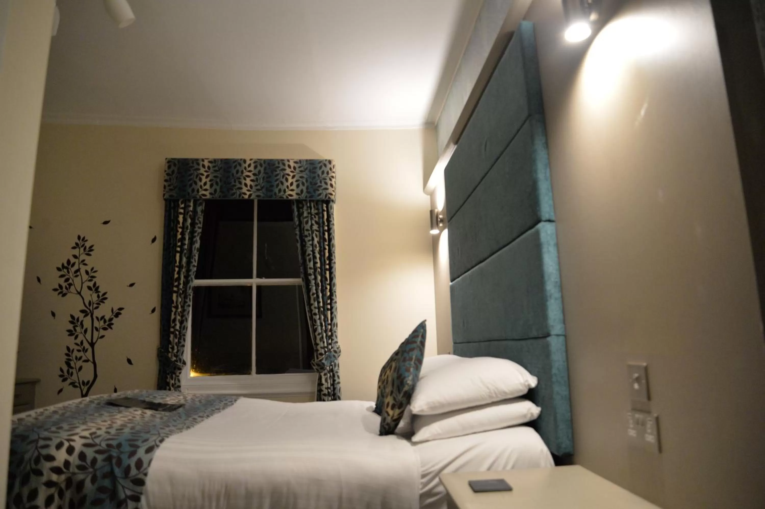 Bed in Lauriston & Lawton Court Hotel