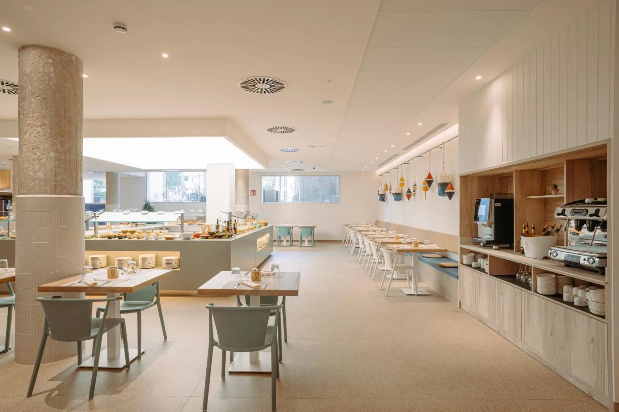 Restaurant/places to eat in Blaumar Hotel