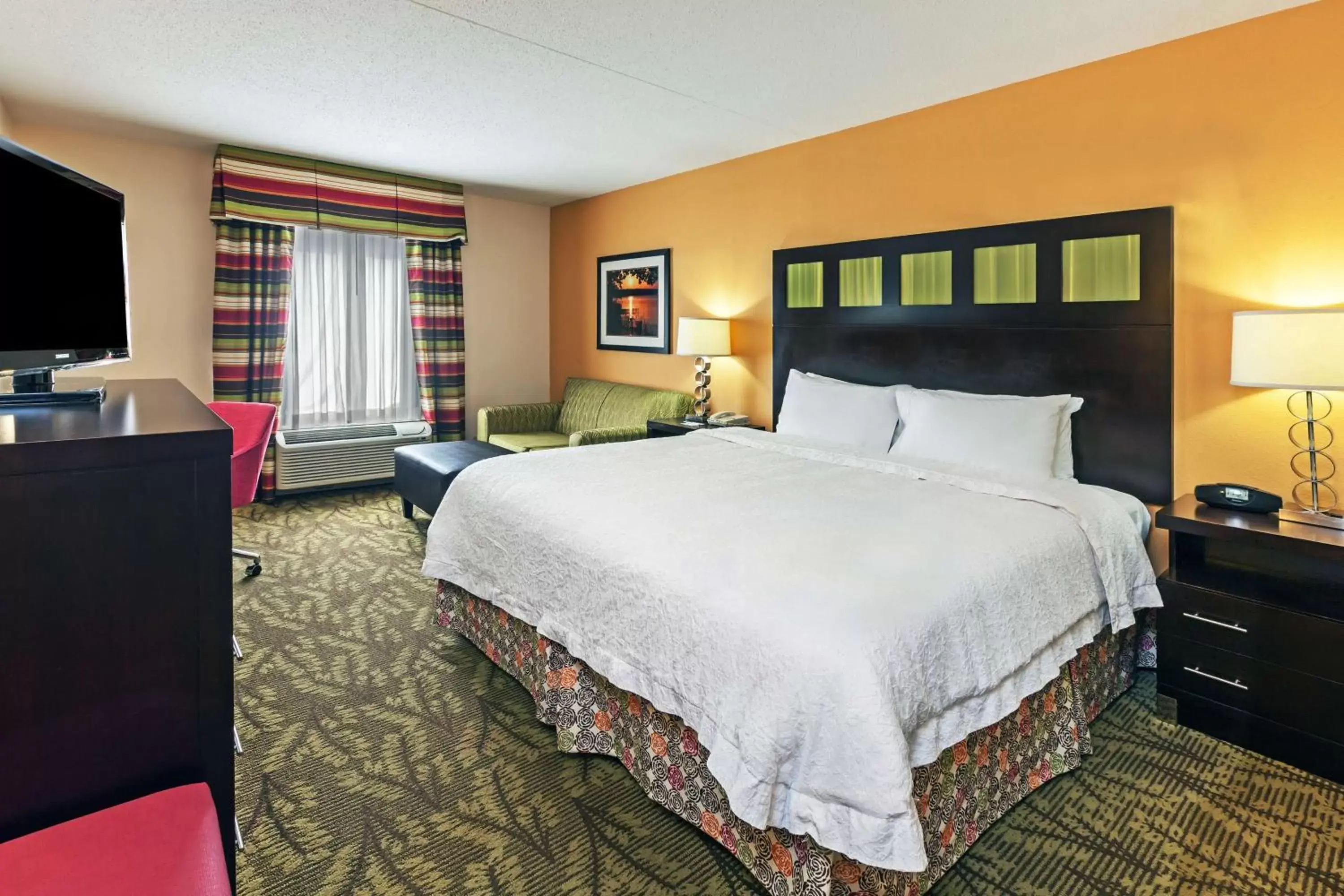 Bed in Hampton Inn & Suites Tulsa-Woodland Hills