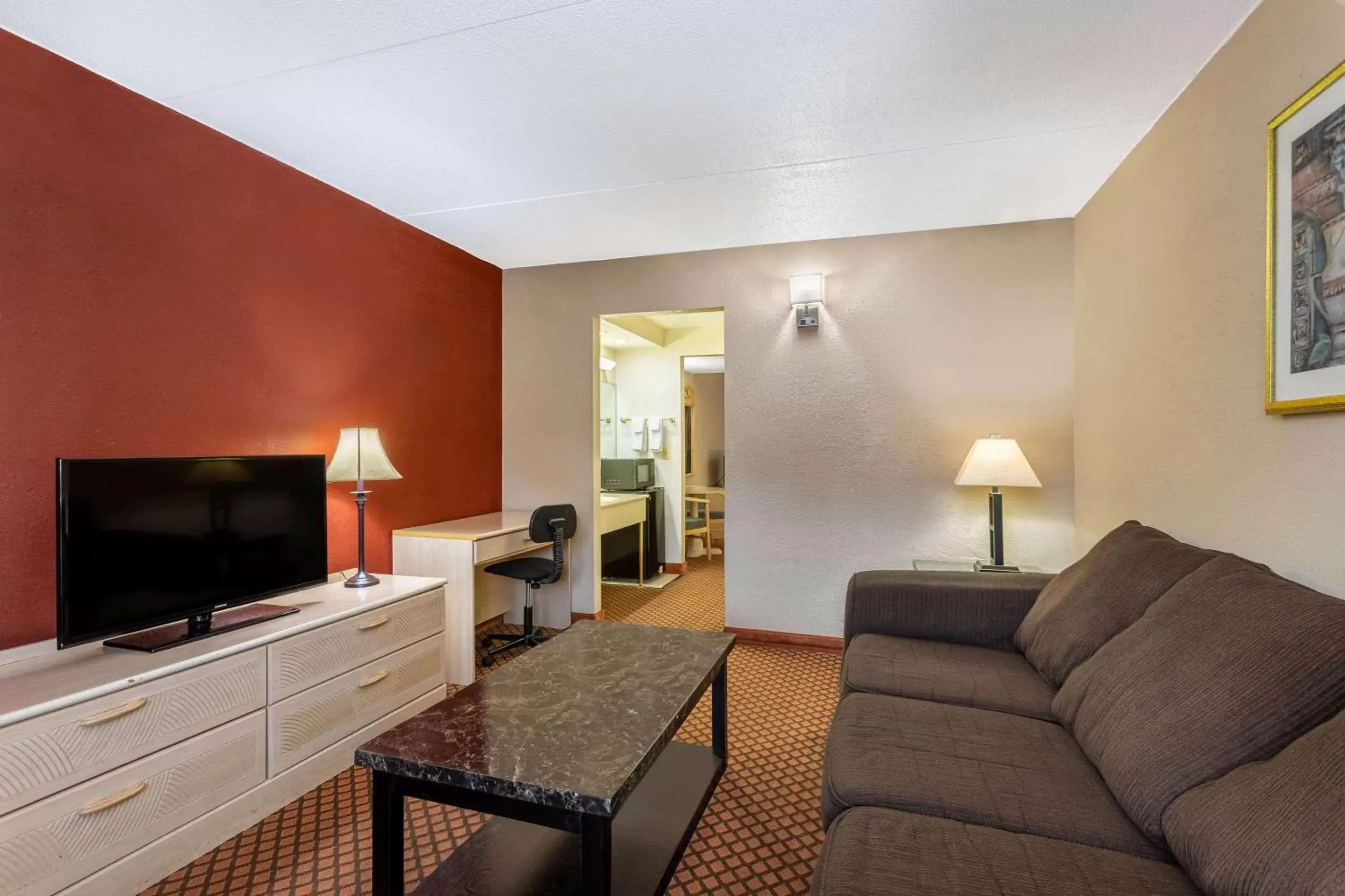 Photo of the whole room, Seating Area in Super 8 by Wyndham Marysville/Port Huron Area