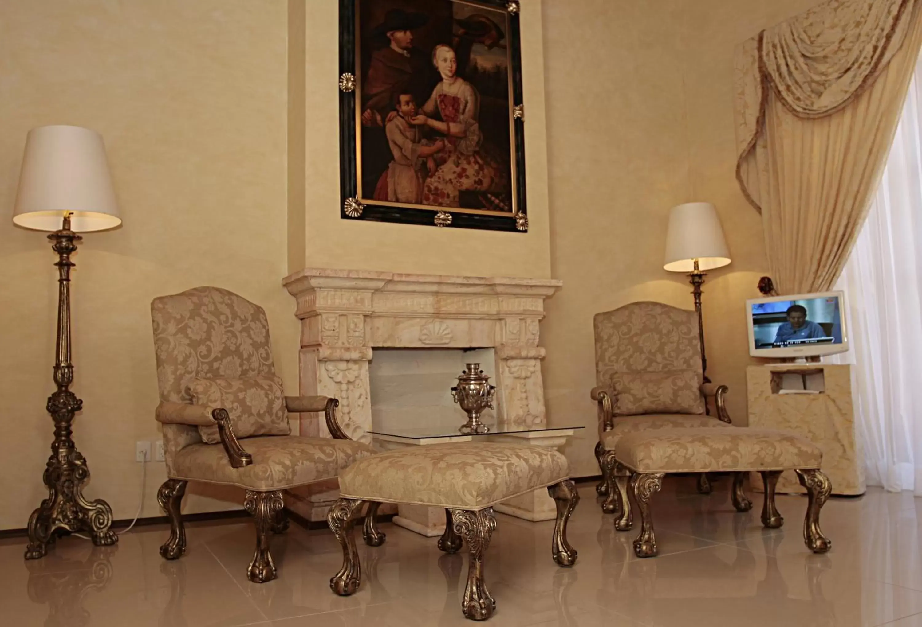 Photo of the whole room, Seating Area in Palacio Borghese Hotel Boutique - Adults Only
