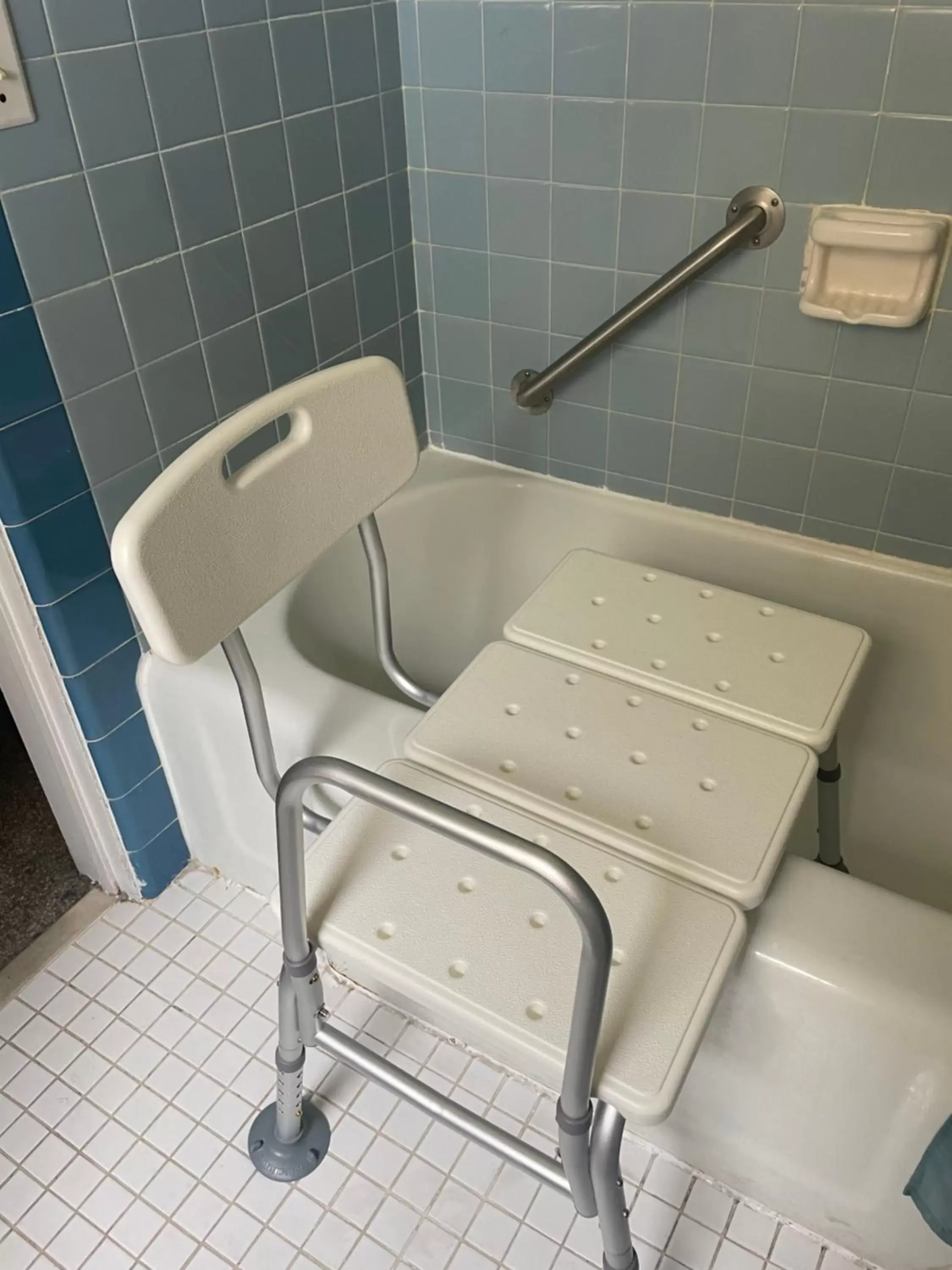 Facility for disabled guests, Bathroom in Ocean Inn