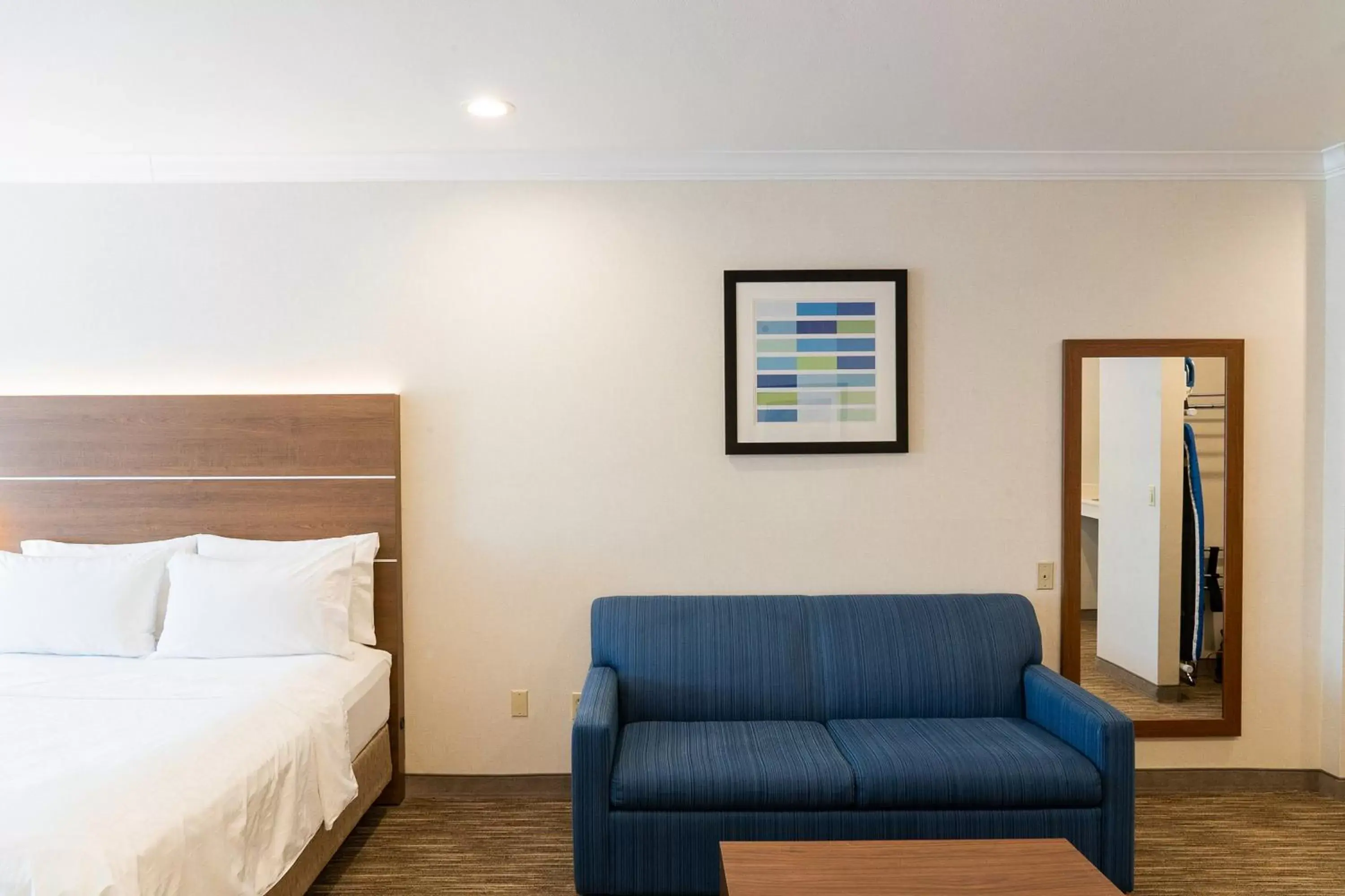 Bedroom, Seating Area in Holiday Inn Express Davis-University Area, an IHG Hotel