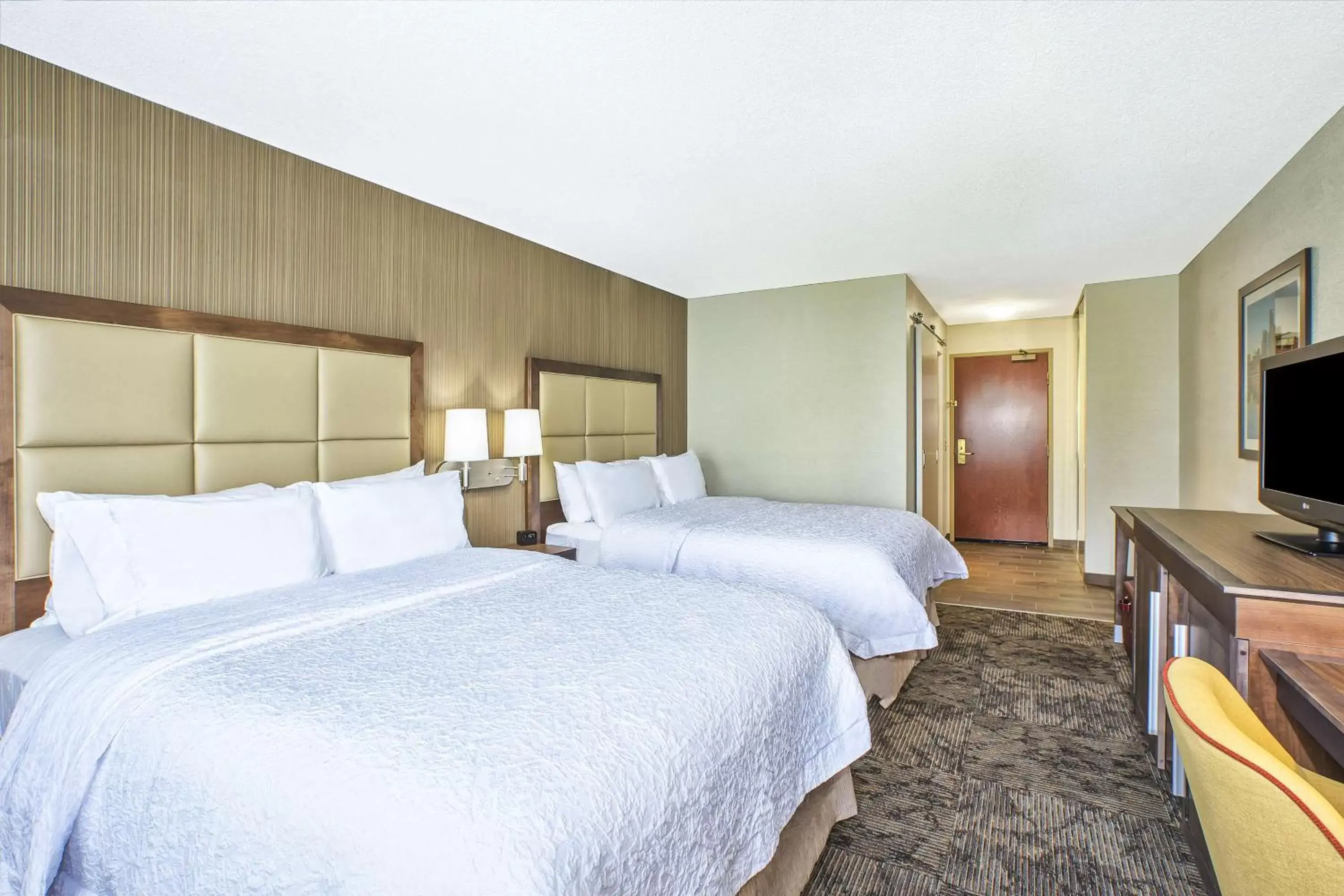 Bed in Hampton Inn Detroit/Belleville-Airport Area