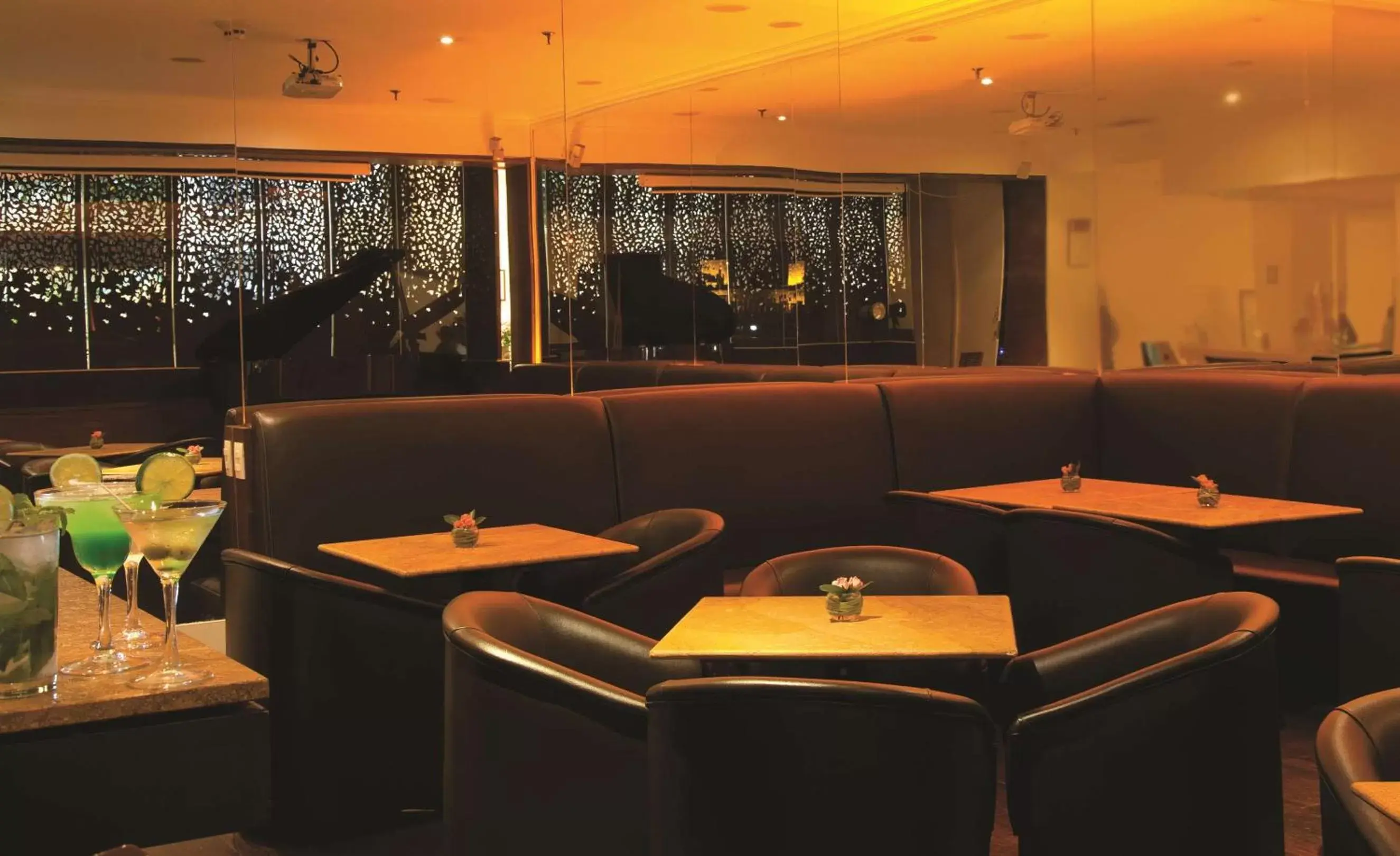 Lounge or bar in Embassy Suites by Hilton Bogotá - Rosales