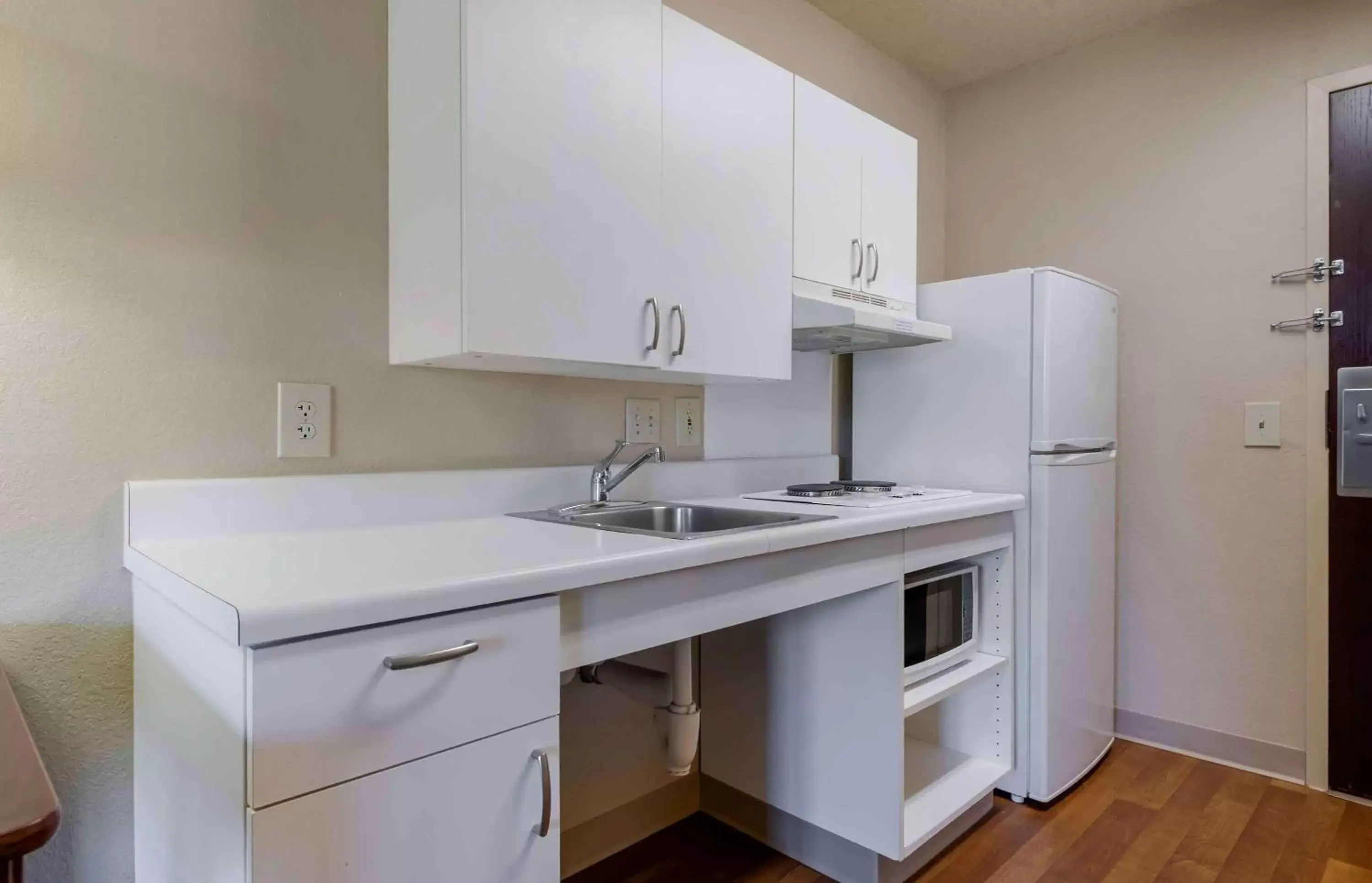 Bedroom, Kitchen/Kitchenette in Extended Stay America Suites - Orlando - Lake Mary - 1036 Greenwood Blvd