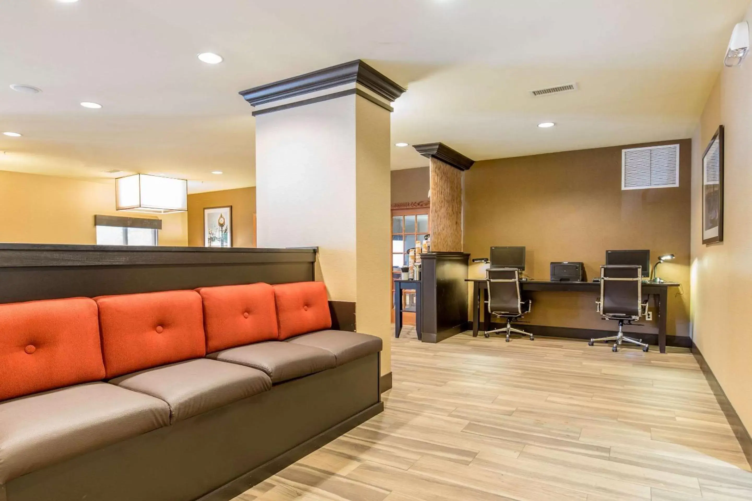 Lobby or reception, Seating Area in Comfort Suites Fairview Heights