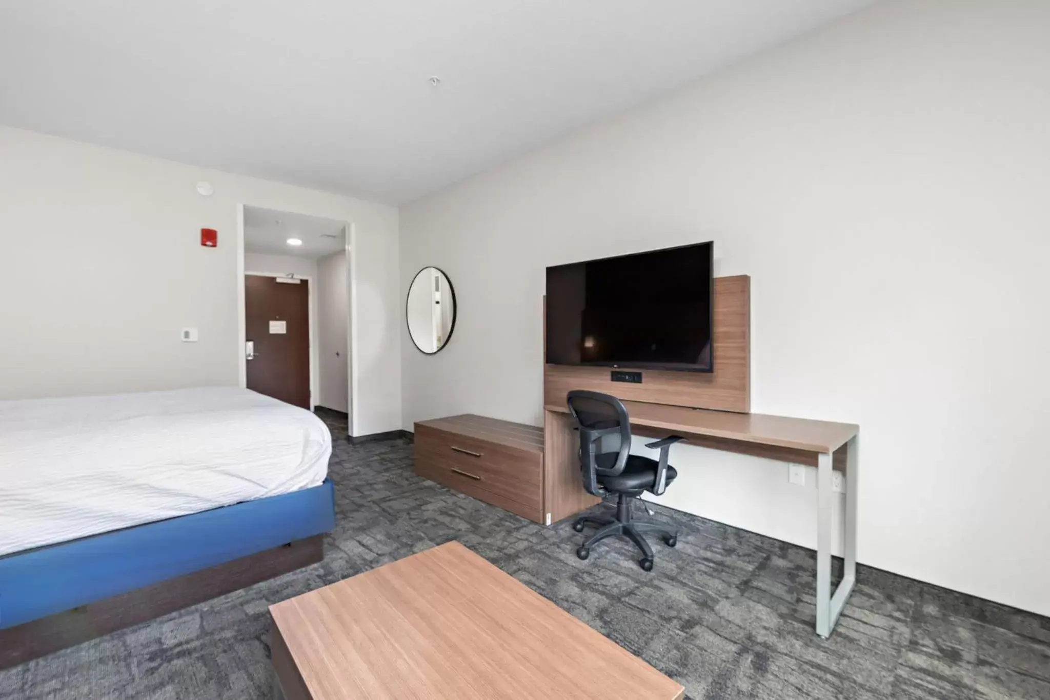 Photo of the whole room, TV/Entertainment Center in Holiday Inn Express Kansas City North Parkville, an IHG Hotel